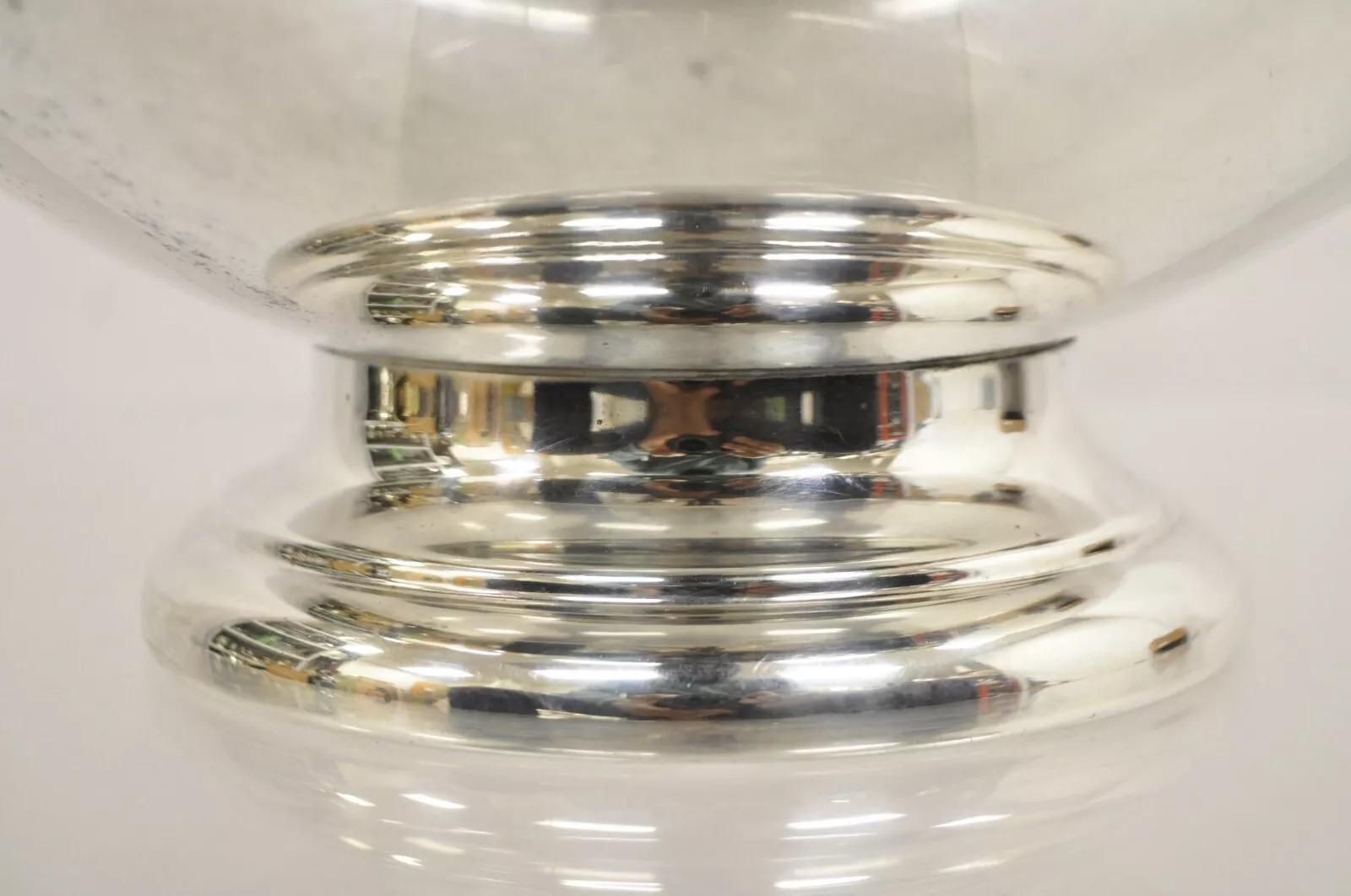 Vintage Oneida USA Moderna Jarra con Base de Pedestal Plateada en Bueno estado para la venta en Philadelphia, PA
