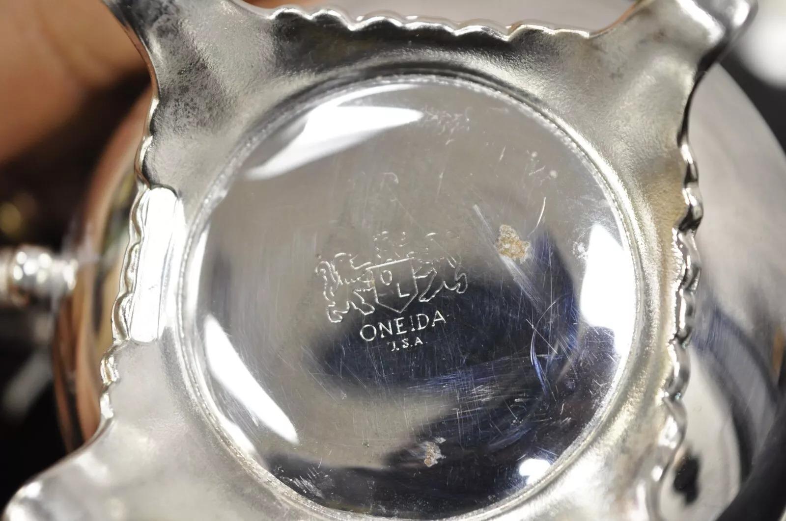 Service à thé de style victorien américain Oneida plaqué argent avec plateau - 4 pièces Bon état - En vente à Philadelphia, PA