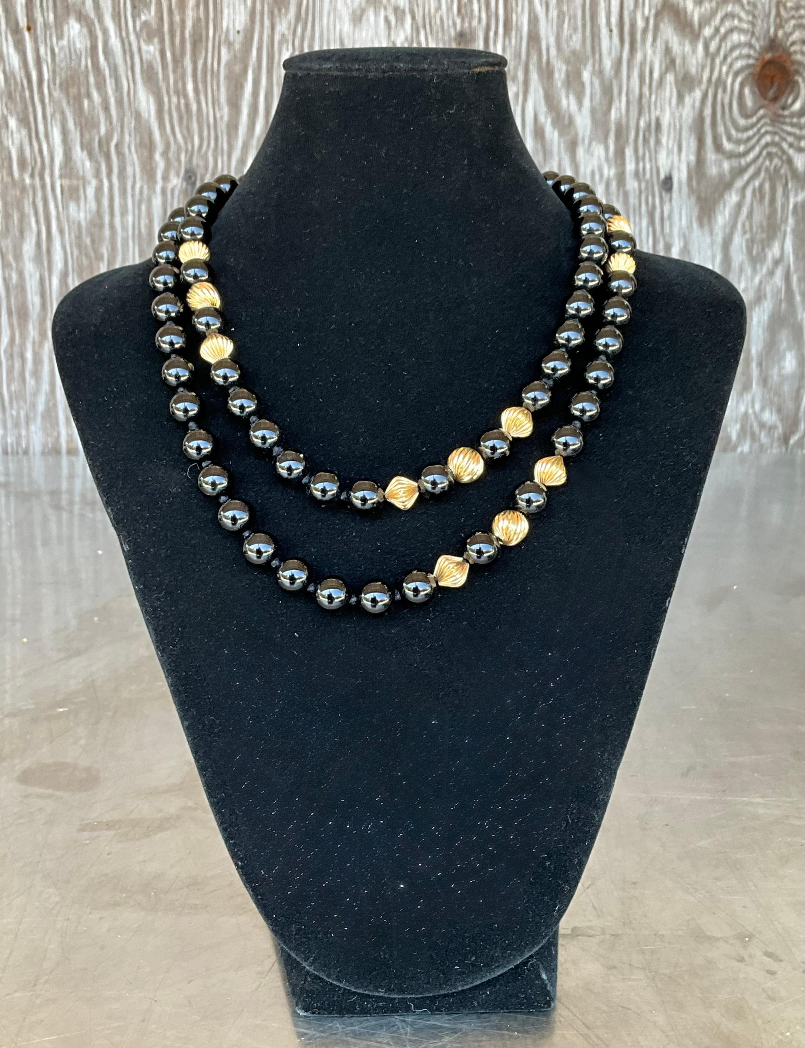 Collar vintage de cuentas gruesas de ónix y oro embellecido de 14k con cierre Cuenta en venta