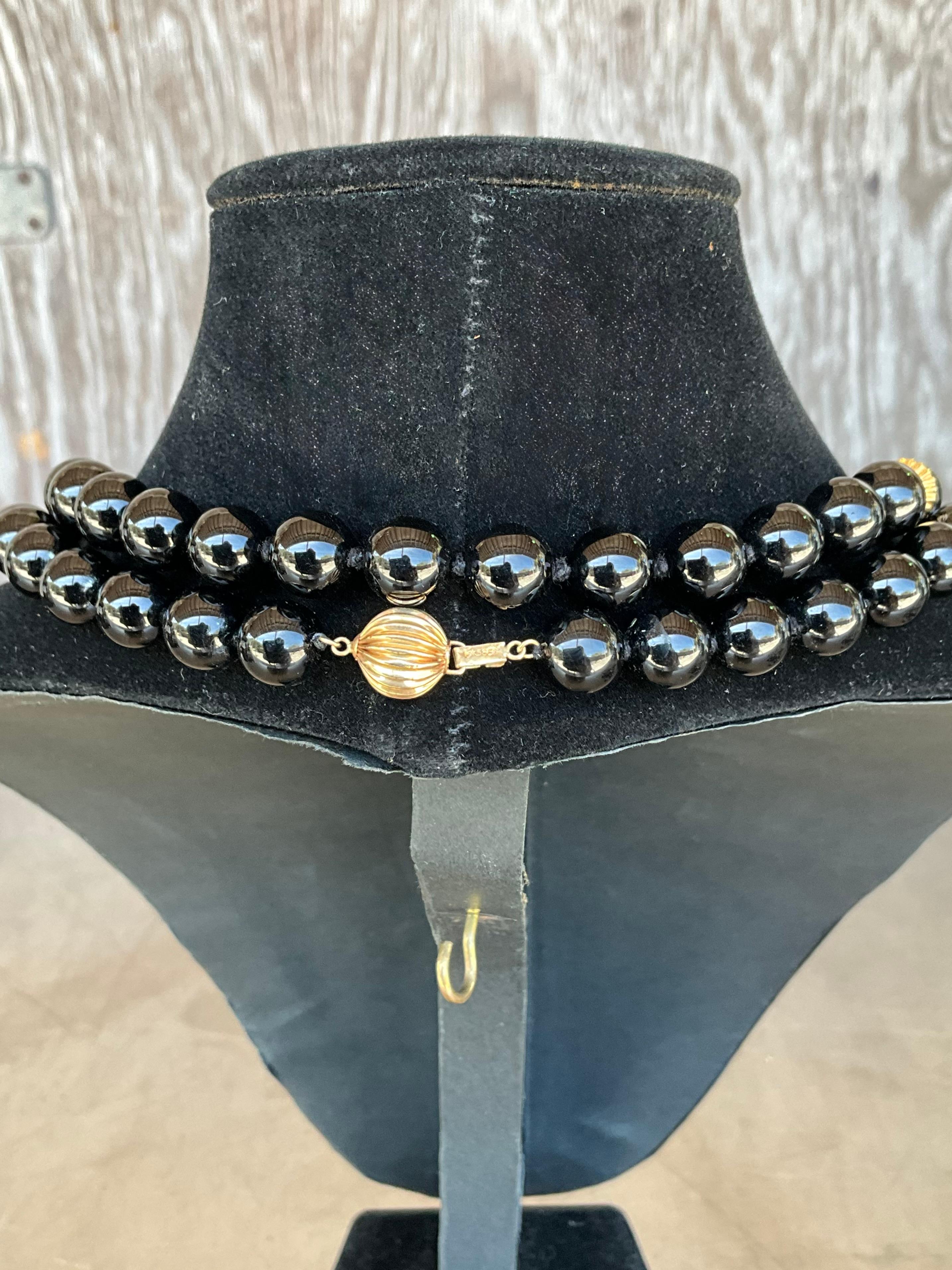 Femenino o masculino Collar vintage de cuentas gruesas de ónix y oro embellecido de 14k con cierre en venta