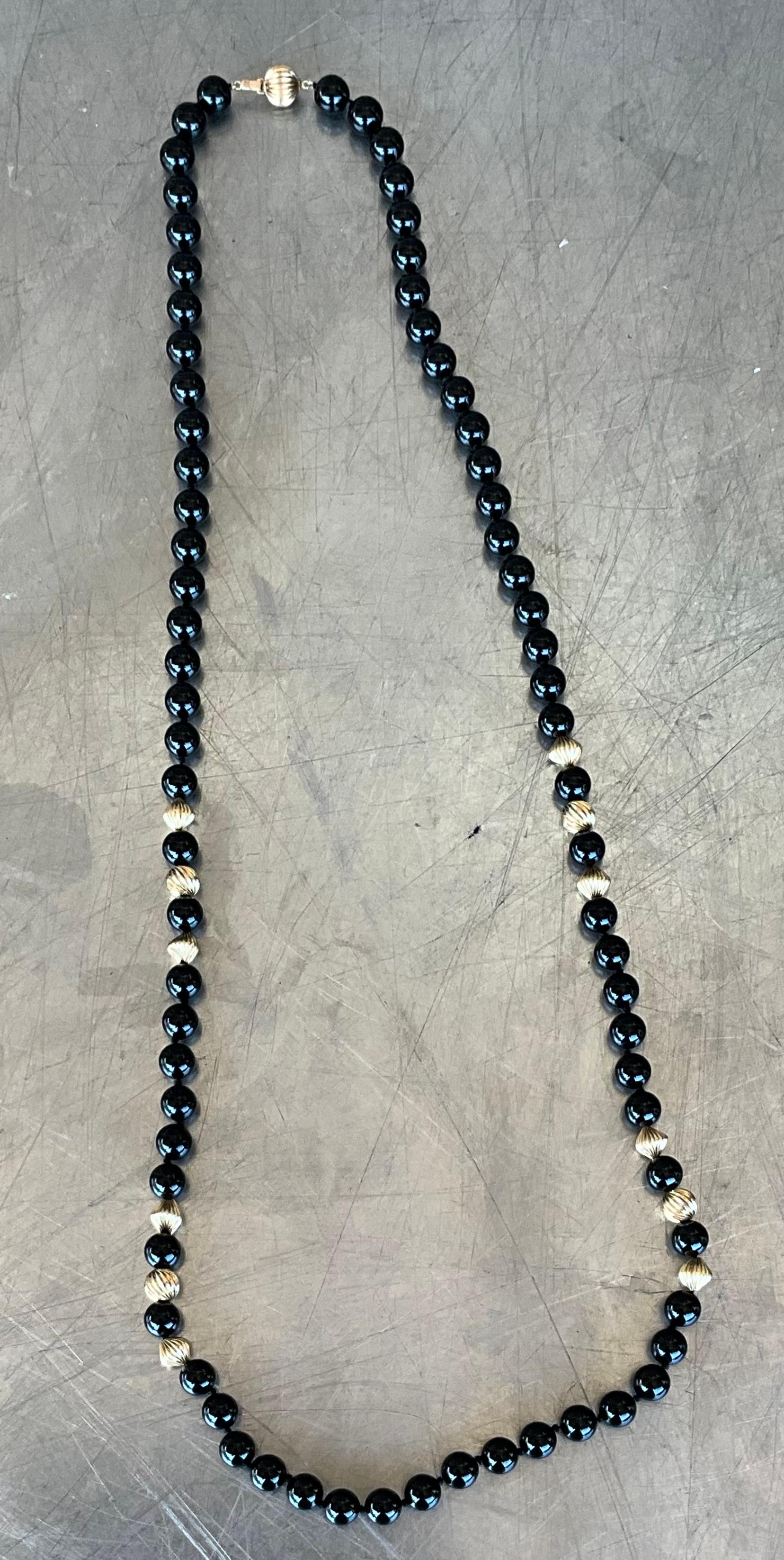 Collar vintage de cuentas gruesas de ónix y oro embellecido de 14k con cierre en venta 1