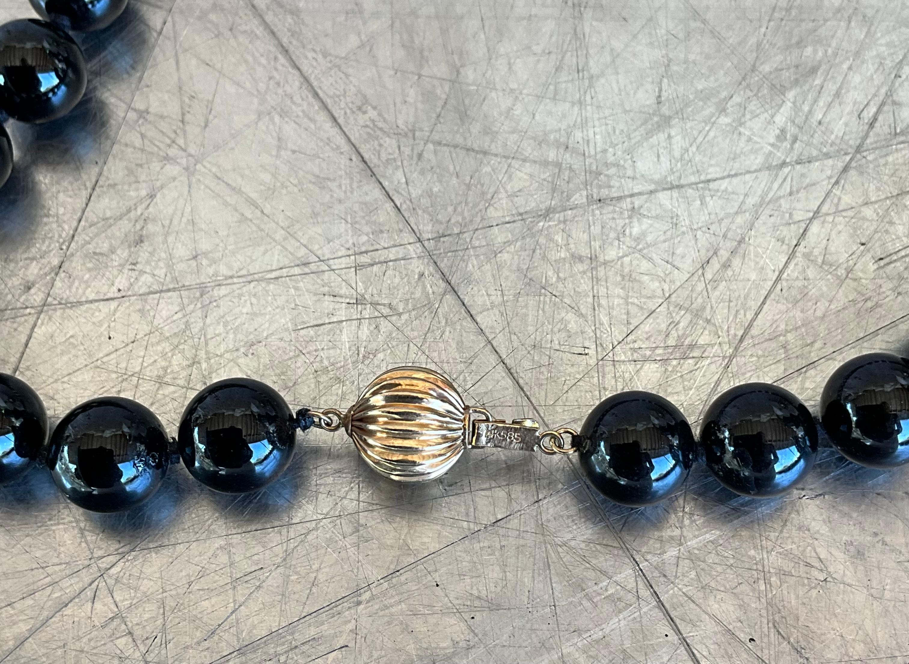 Collar vintage de cuentas gruesas de ónix y oro embellecido de 14k con cierre en venta 2