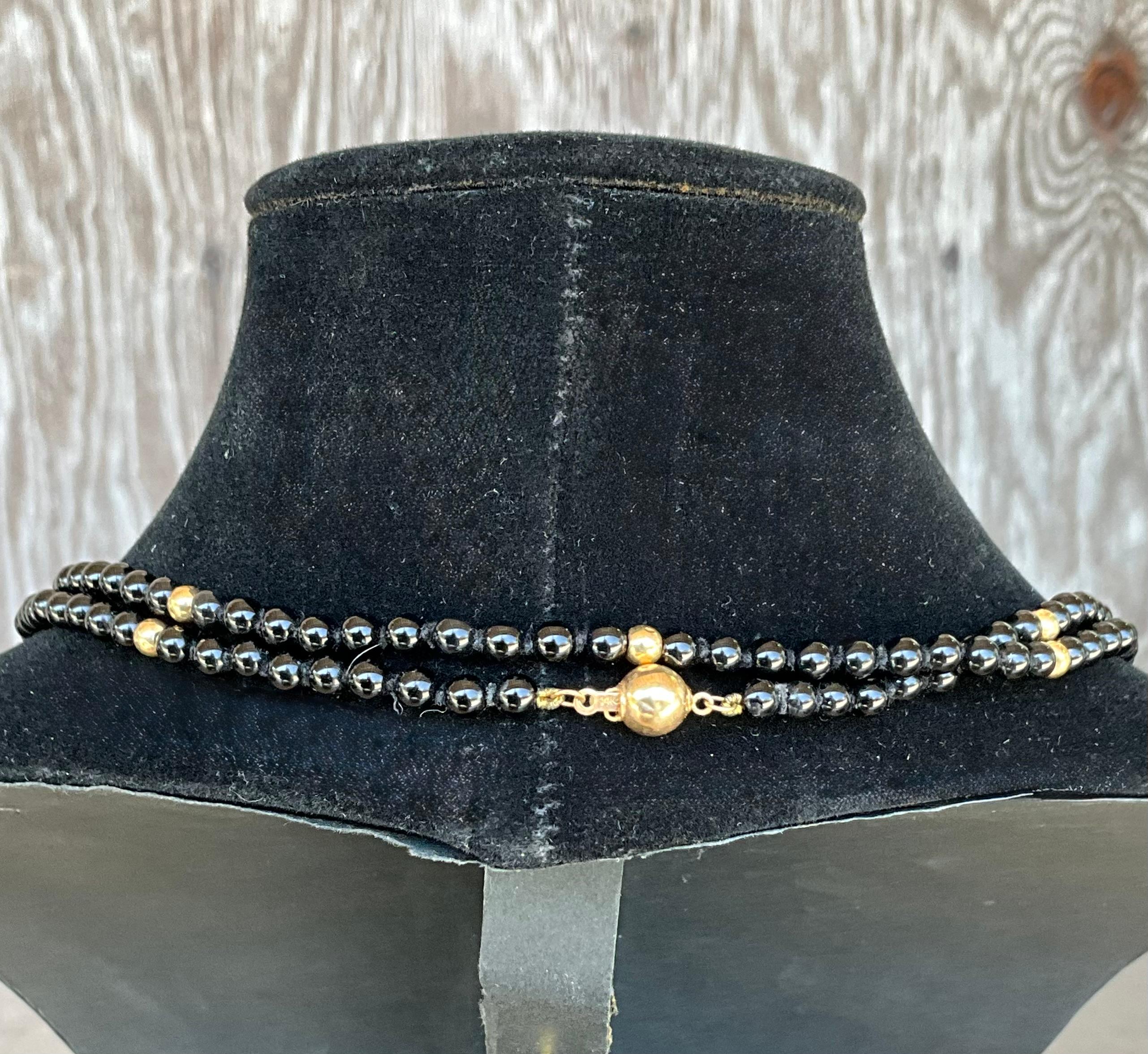 Collana di perline d'epoca in onice e oro 14k con chiusura a moschettone in vendita 1