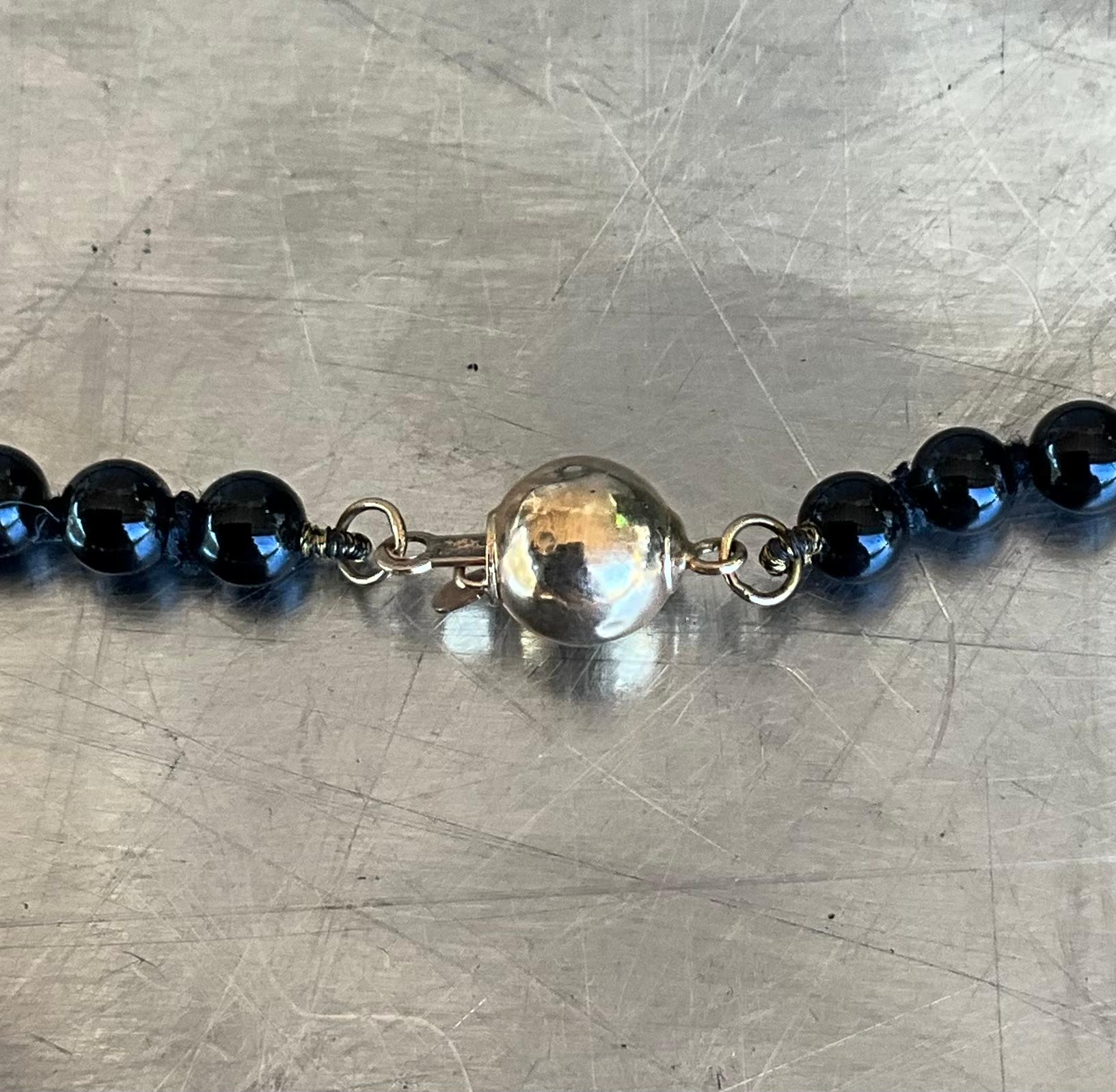 Collana di perline d'epoca in onice e oro 14k con chiusura a moschettone in vendita 2