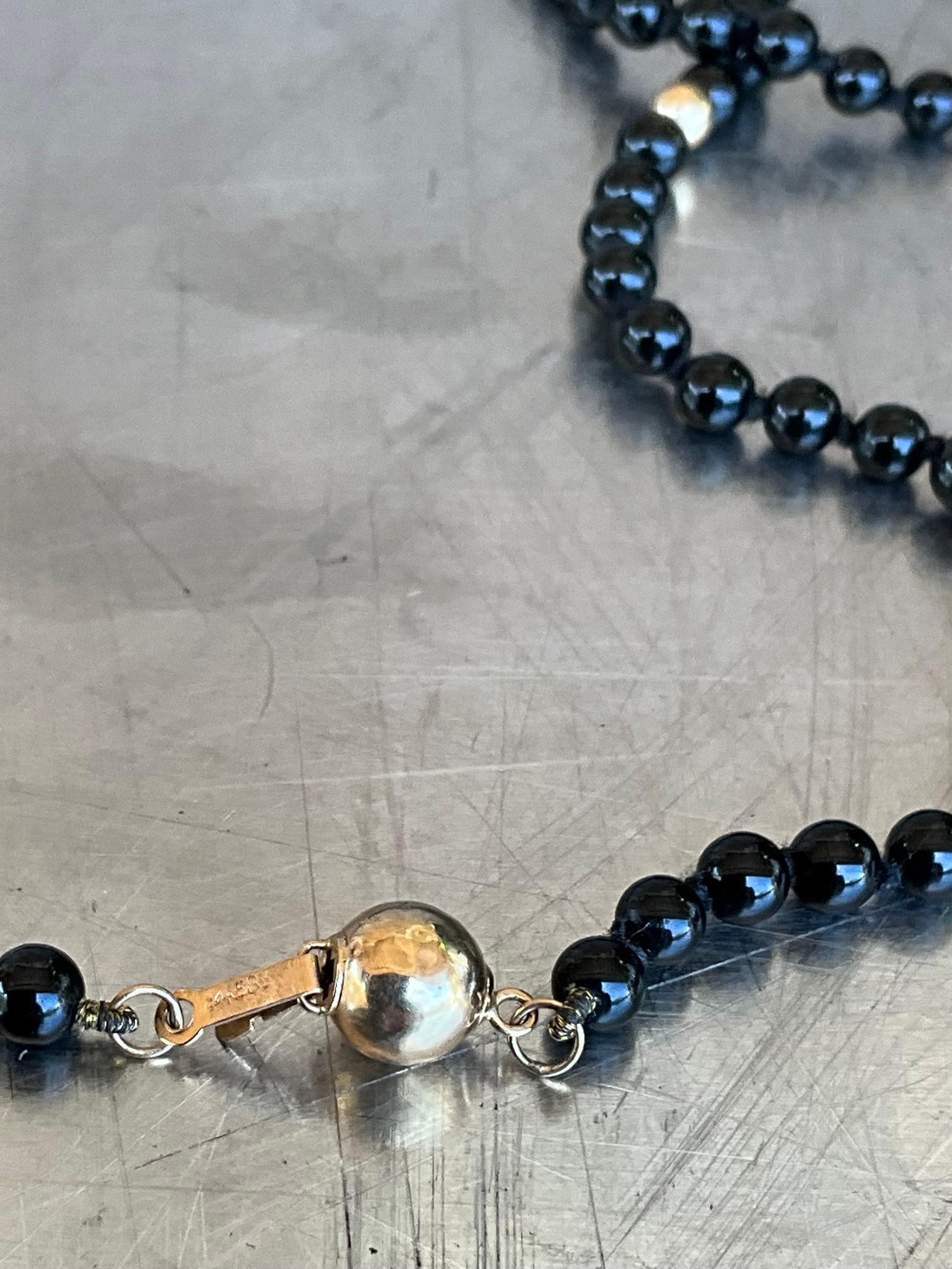 Collana di perline d'epoca in onice e oro 14k con chiusura a moschettone in vendita 3