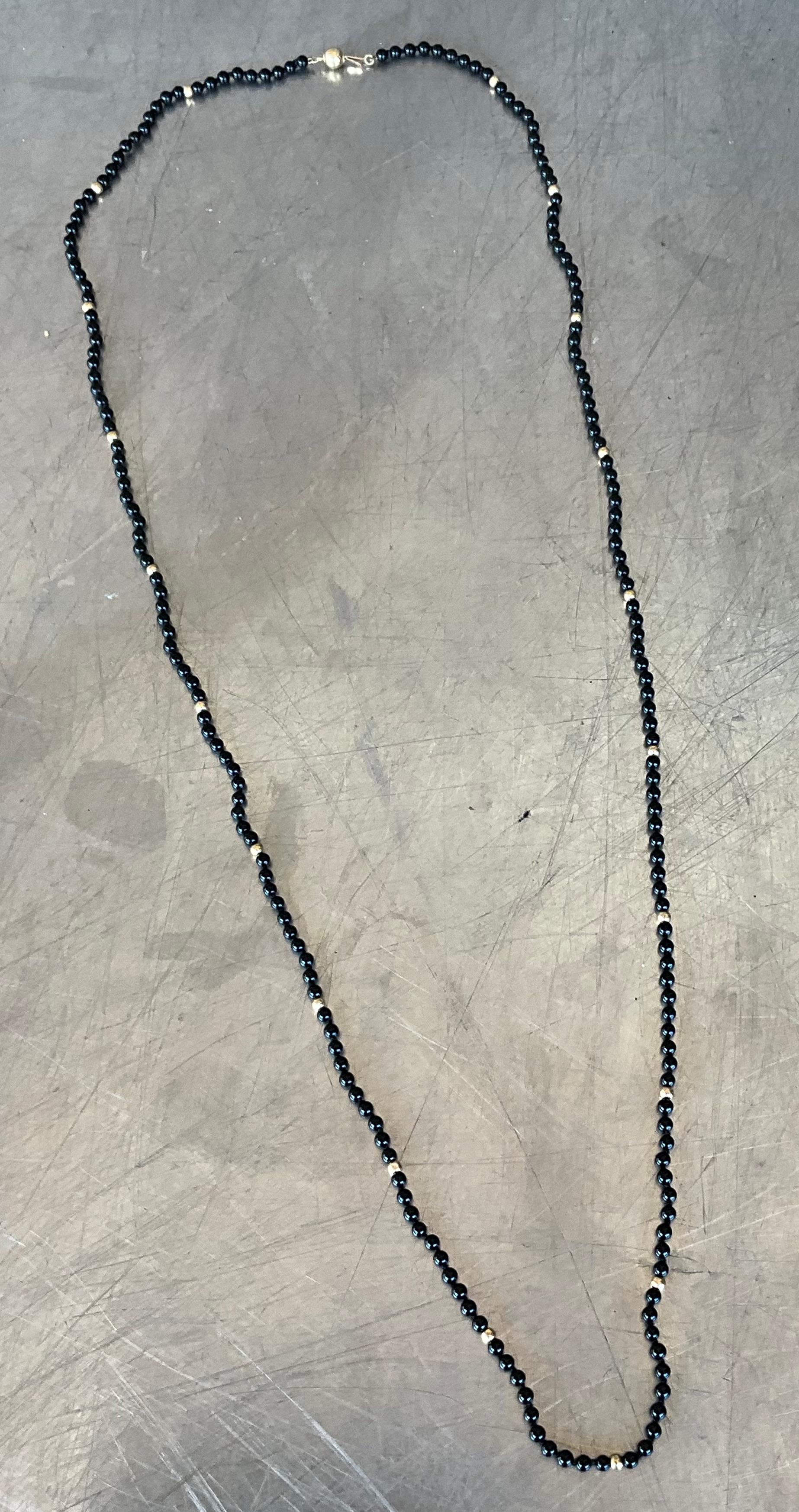 Collana di perline d'epoca in onice e oro 14k con chiusura a moschettone in vendita 4