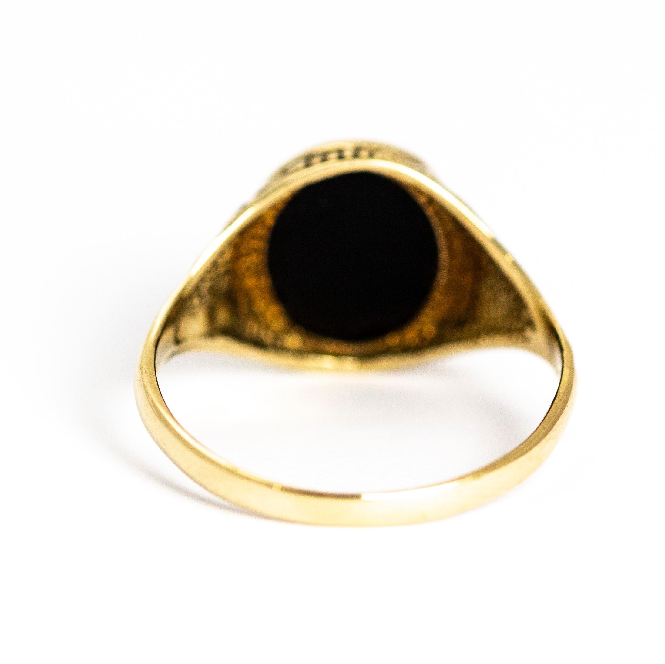 Vintage Onyx 9 Karat Gold Signet Ring In Good Condition In Chipping Campden, GB