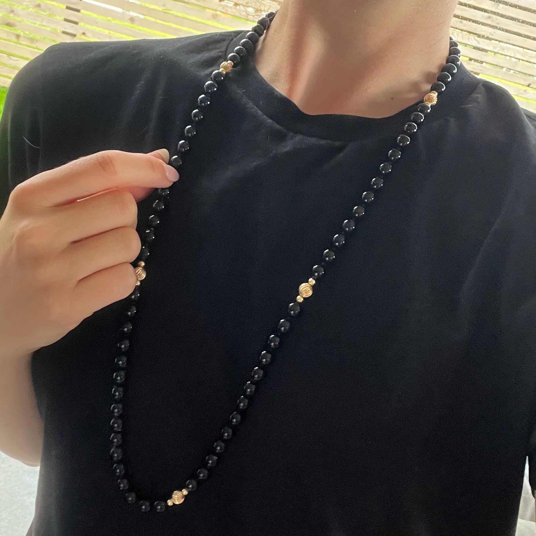 Les perles d'onyx sont magnifiquement brillantes et les six perles en or 9 carats complètent parfaitement les perles. 

Longueur : 80 cm 
Diamètre des perles : 7 mm

Poids : 58,3 g