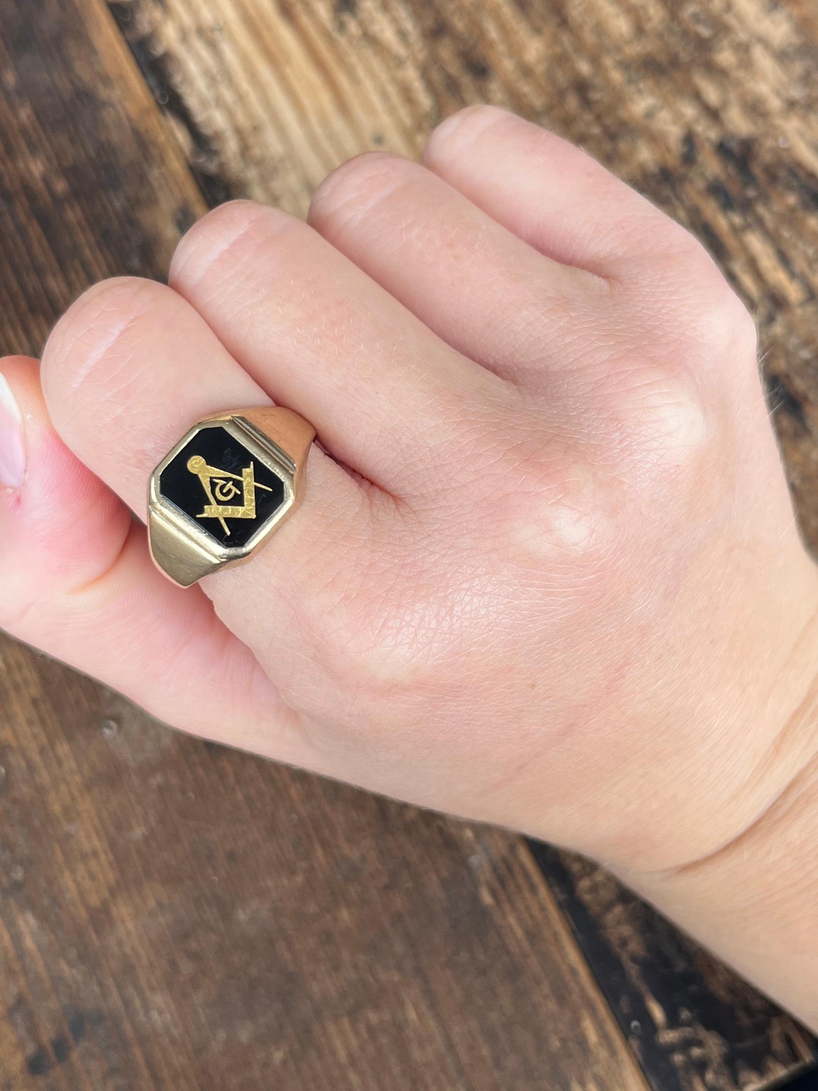 This masonic signet ring is modelled in 9 carat old and has a classic motif and the initial 'G' set within the glossy black onyx. Made in London, England.

Ring Size: U 1/2 or 10 1/4
Widest point: 13.5mm 

Weight: 5.2grams 