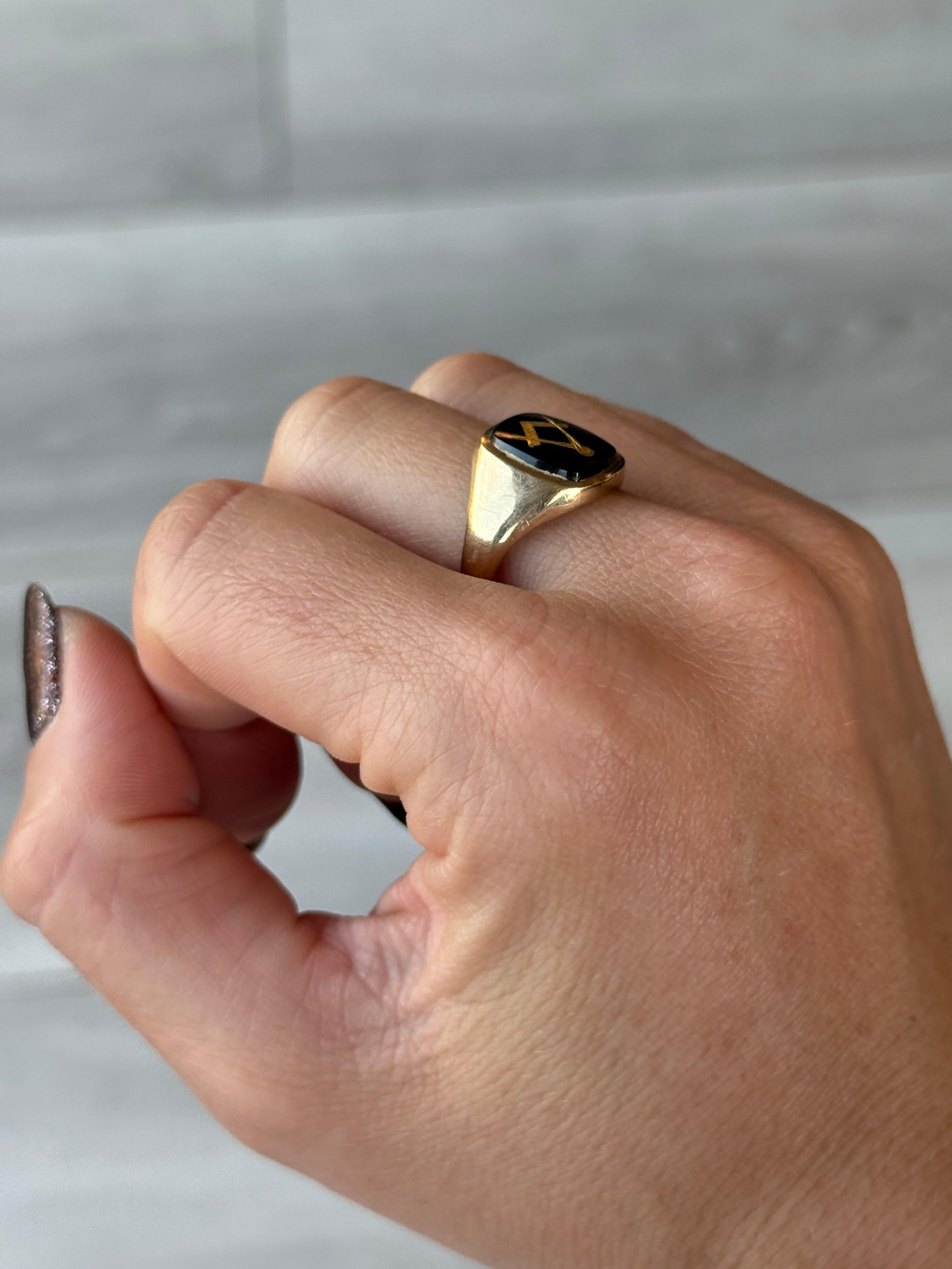 Questo anello massonico è realizzato in 9 carati antichi e presenta un motivo classico incastonato nell'onice nera lucida. Realizzato a Londra, in Inghilterra.

Misura dell'anello: N 1/2 o 7
Punto più largo: 14,5 mm 

Peso: 3,5 grammi 