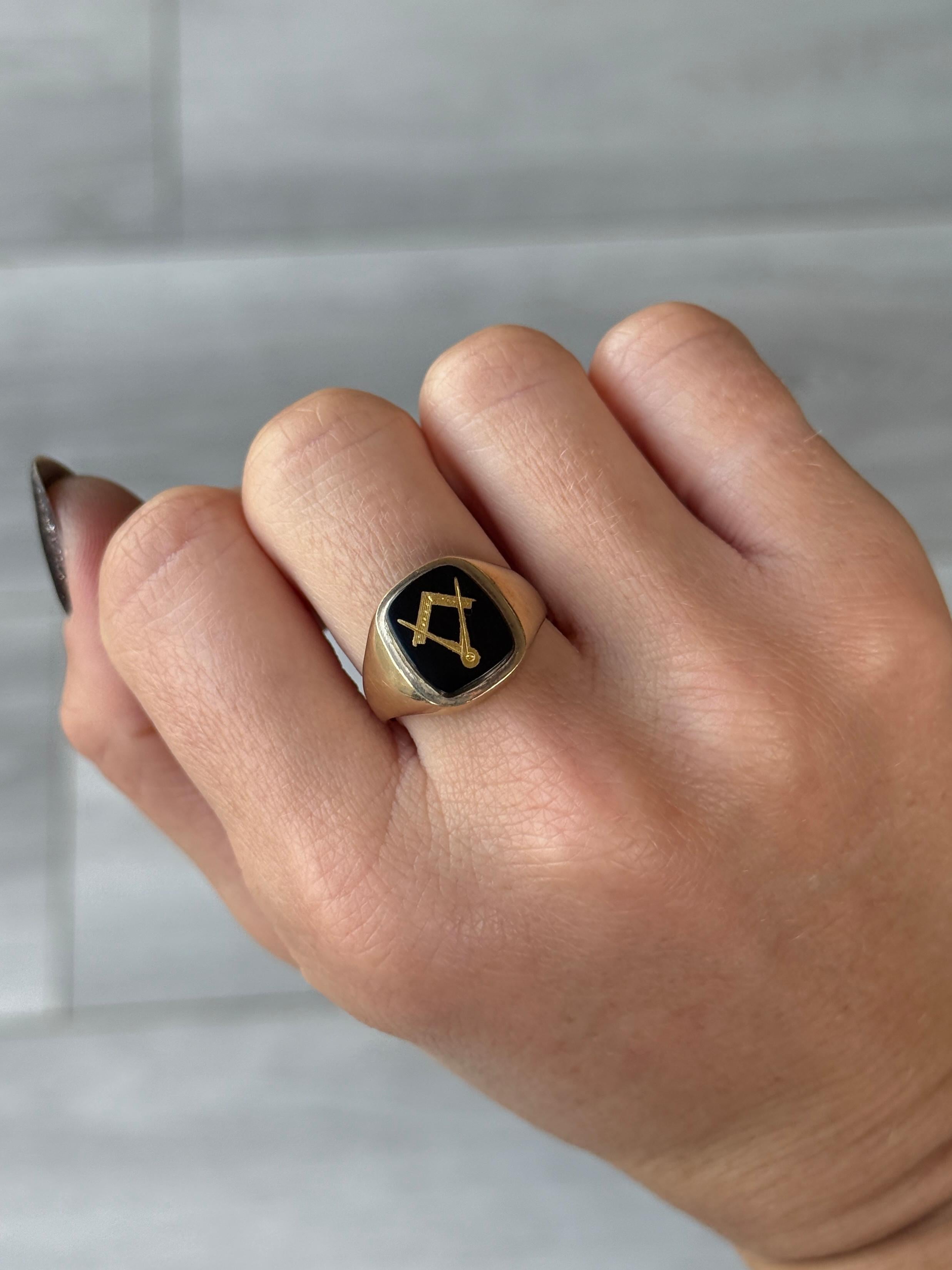 Moderno Anello massonico d'epoca con onice e oro a 9 carati in vendita