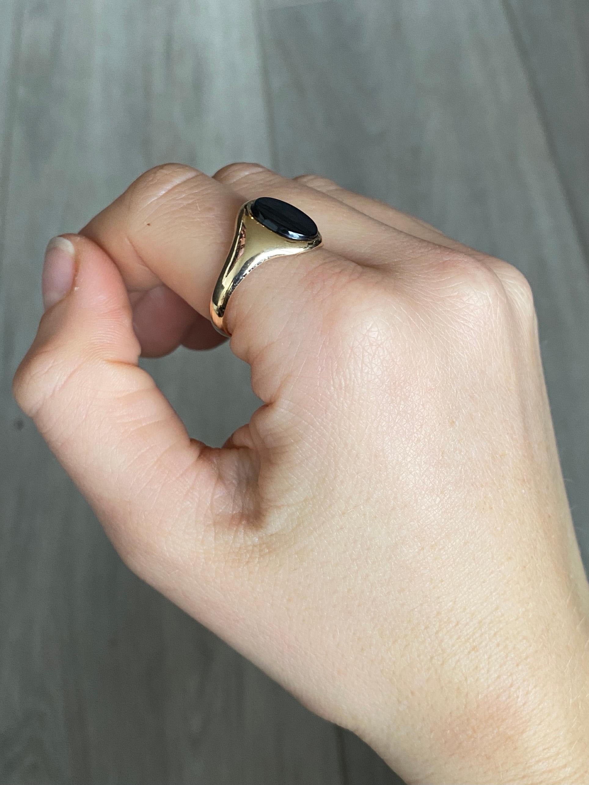 The onyx in this signet ring is in lovely condition and it so glossy! The stone is set within the 9ct gold  band. Fully Hallmarked London 1973. 

Ring Size: O 1/2 or 7 1/2 
Stone Dimensions: 10x8mm 

Weight: 2.5g