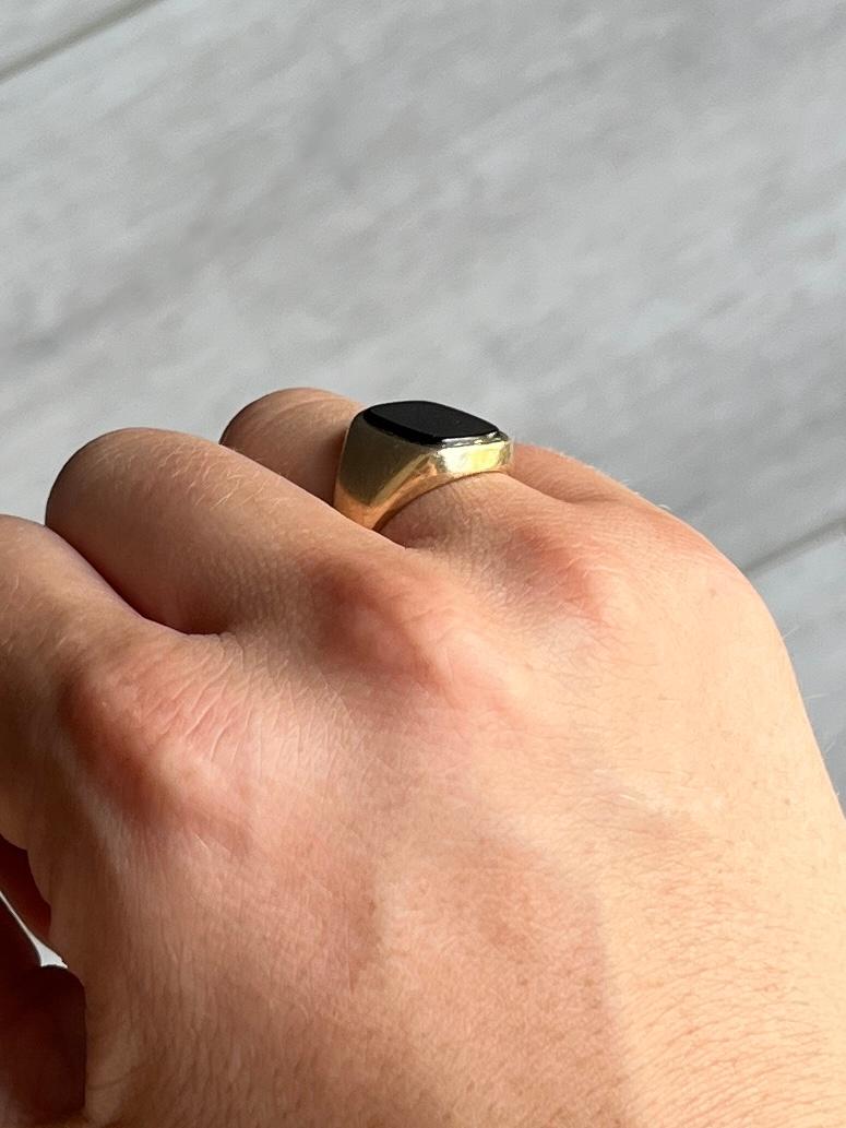 The onyx in this signet ring is in lovely condition and it so glossy! The stone is set within the 9ct gold  band. 

Ring Size: I or 4 1/4 
Stone Dimensions: 12x10mm 

Weight: 6.9g