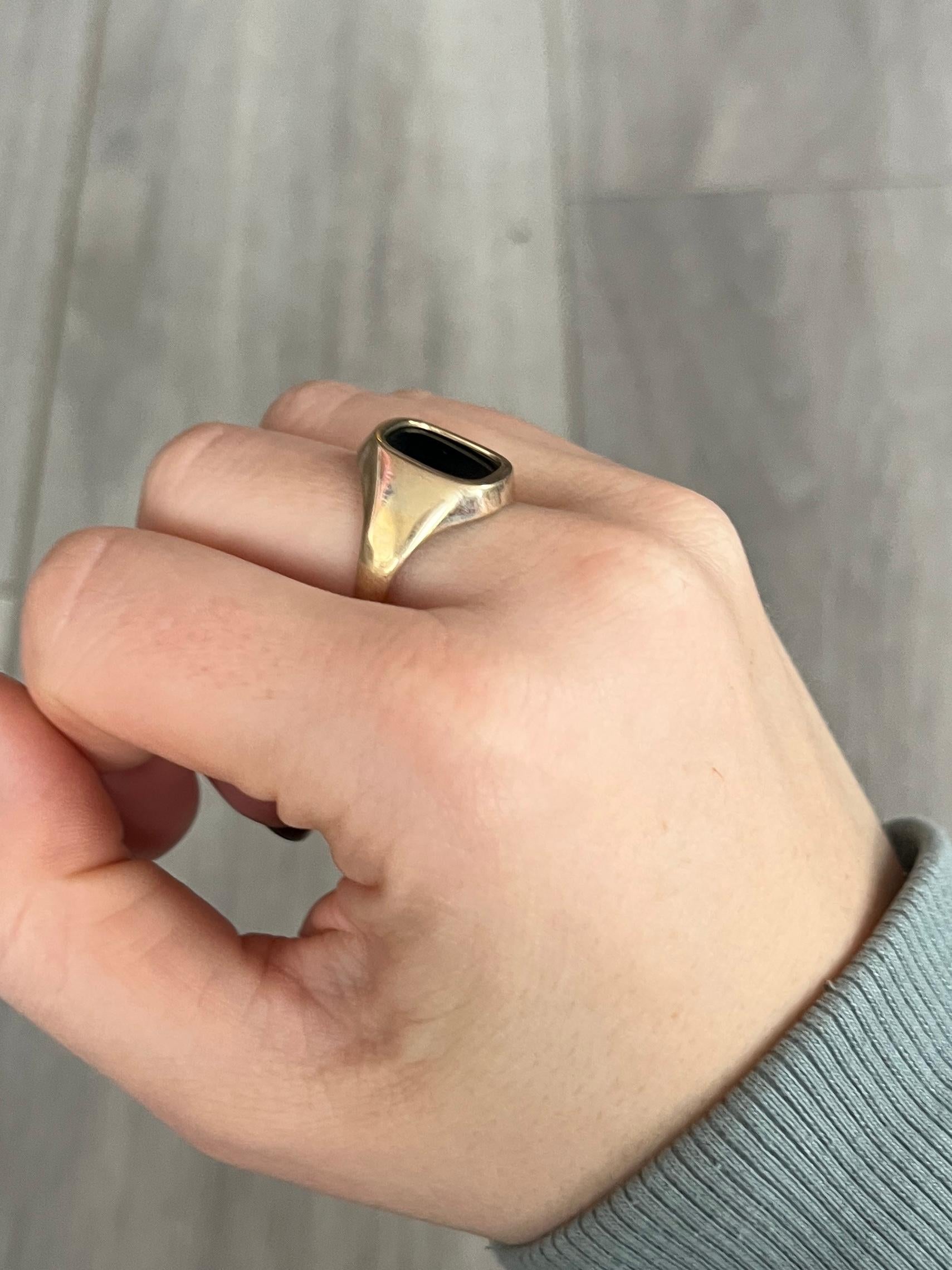 The onyx in this signet ring is in lovely condition and it so glossy! The stone is set within the 9ct gold  band. Fully hallmarked London 1987.

Ring Size: S or 9 
Stone Dimensions: 11x10mm 

Weight: 2.6g