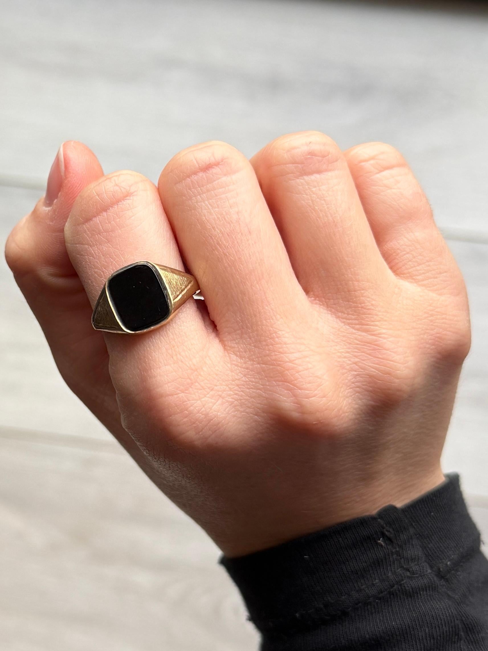 The Onyx stone is set within the 9ct gold band with decorative shoulders.  Fully hallmarked 1988.

Ring Size: S or 9 
Stone Dimensions: 12x9mm 

Weight: 3.2g