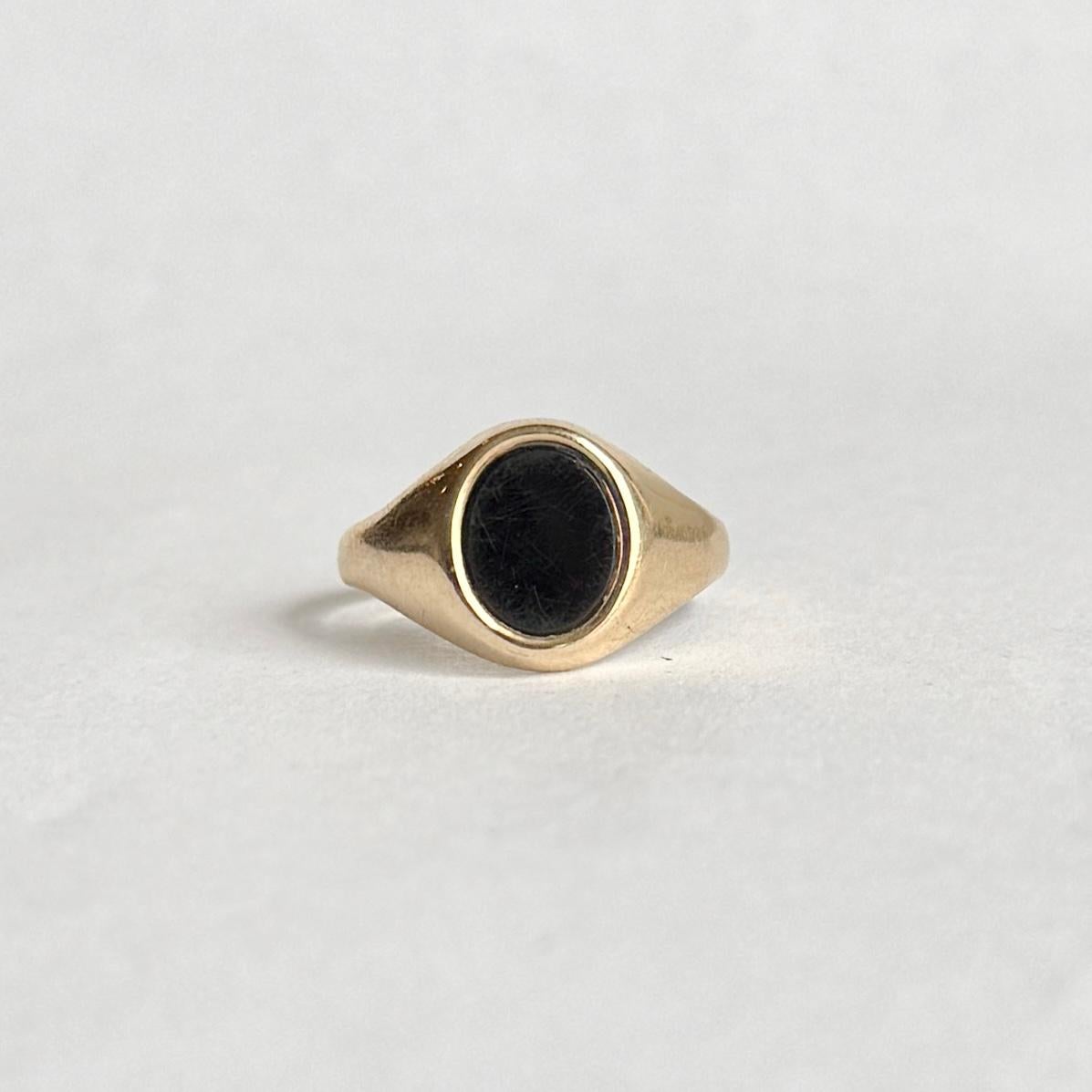 The Onyx stone is set within the 9ct gold band. hallmarked Birmingham 1981. 

Ring Size: I 1/2 or 4 1/2 
Stone Dimensions: 8.5x7mm 

Weight: 1.7g