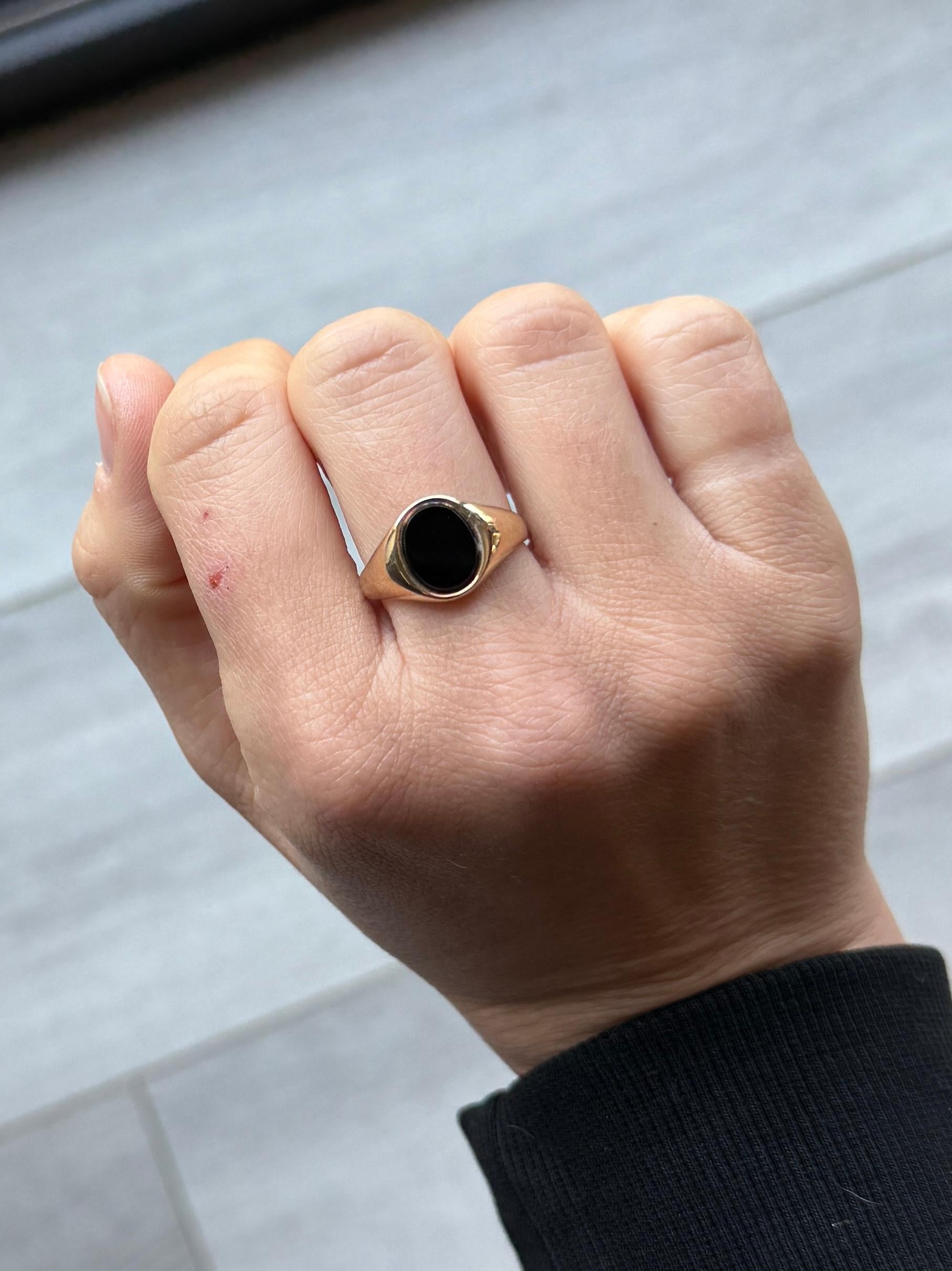 La pietra di onice è incastonata nella fascia d'oro 9ct. con marchio Birmingham 1971. 

Misura dell'anello: O o 7 1/4 
Dimensioni della pietra: 9,5x8 mm 

Peso: 2.9g