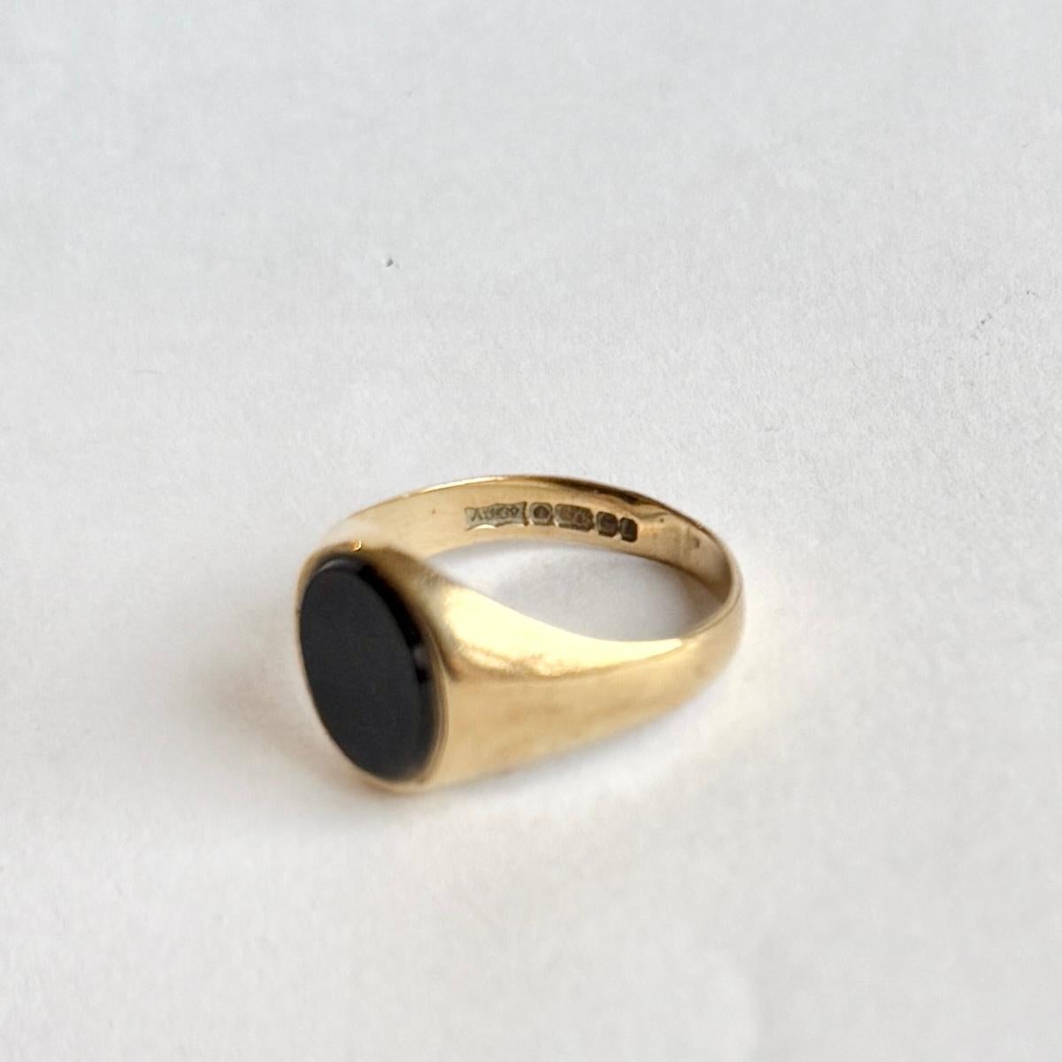 Vintage Onyx and 9 Carat Gold Signet Ring In Good Condition In Chipping Campden, GB