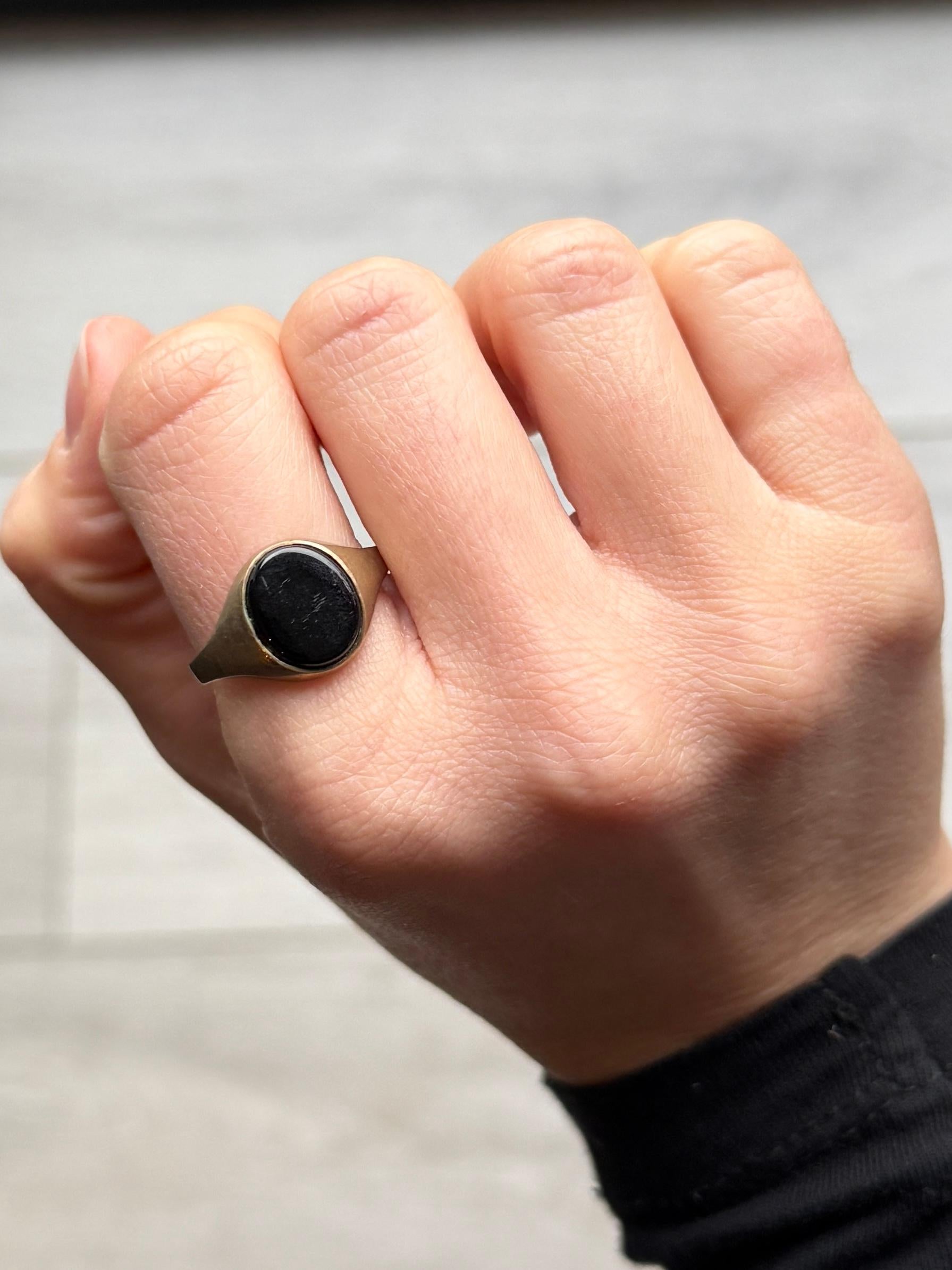 Vintage Onyx and 9 Carat Gold Signet Ring In Good Condition For Sale In Chipping Campden, GB