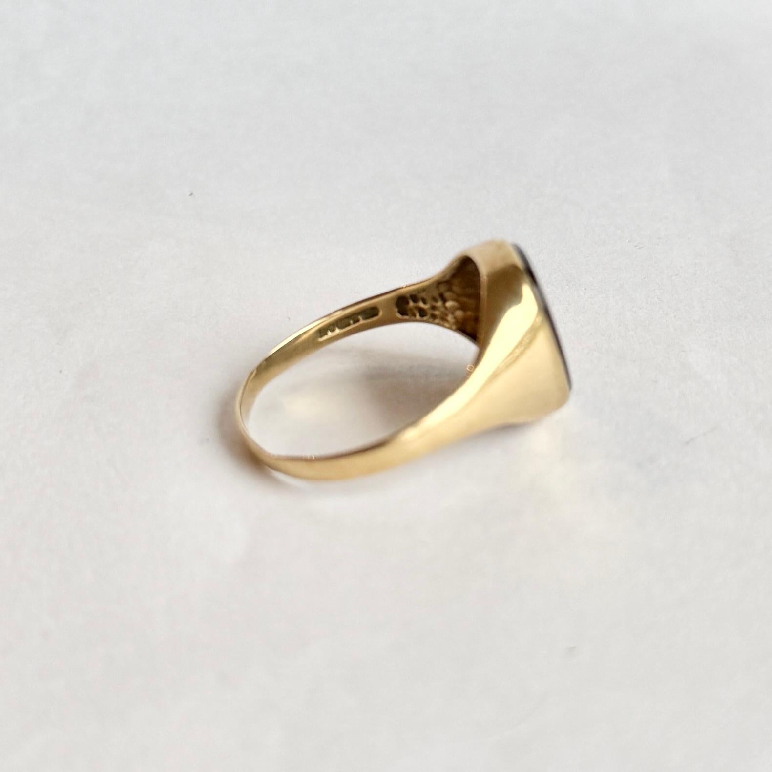 Vintage Onyx and 9 Carat Gold Signet Ring In Good Condition For Sale In Chipping Campden, GB