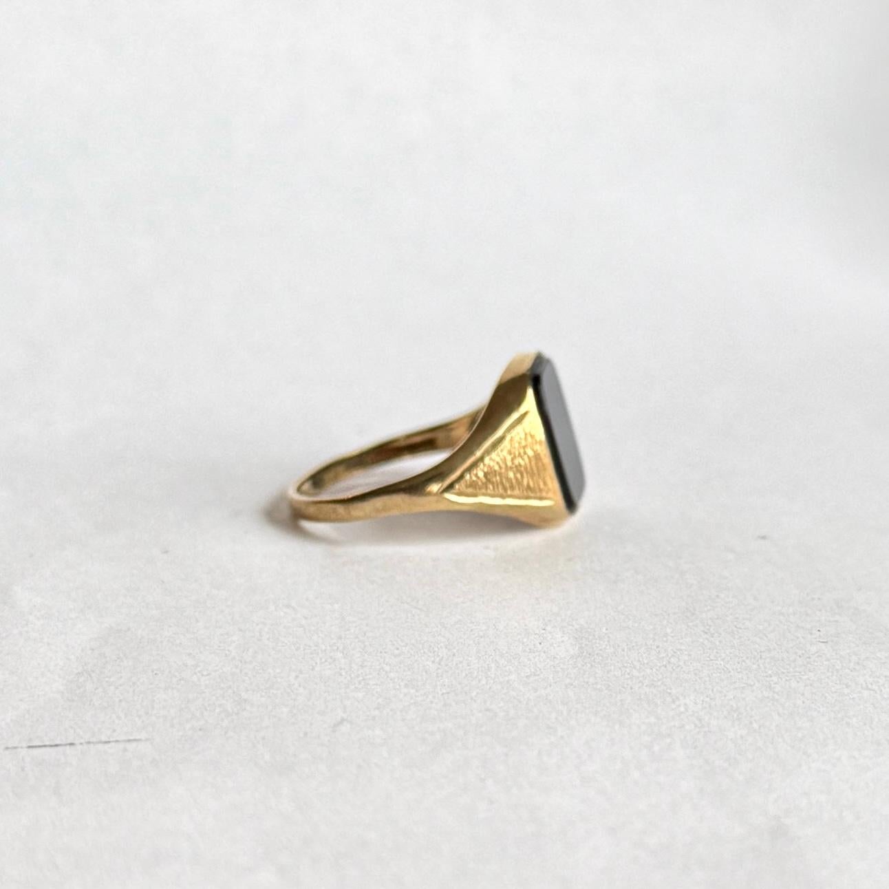 Women's or Men's Vintage Onyx and 9 Carat Gold Signet Ring For Sale