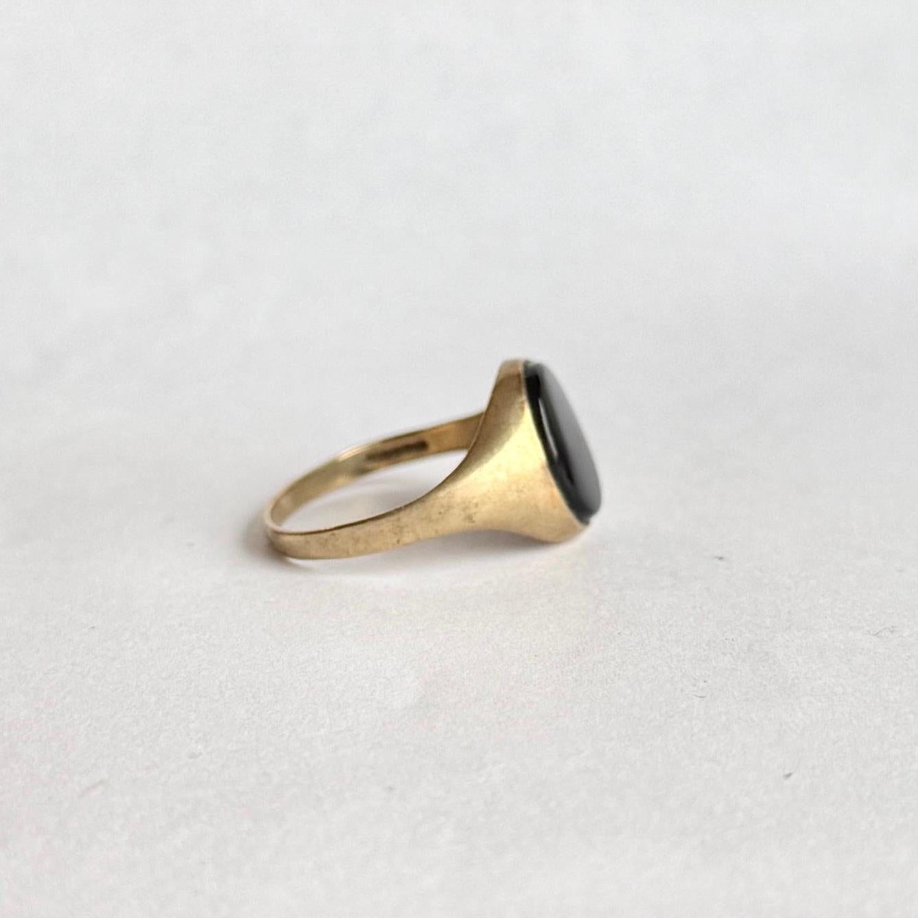Vintage Onyx and 9 Carat Gold Signet Ring For Sale 1