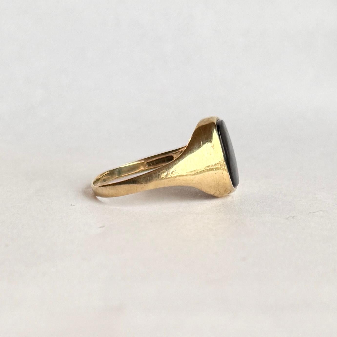 Vintage Onyx and 9 Carat Gold Signet Ring For Sale 1