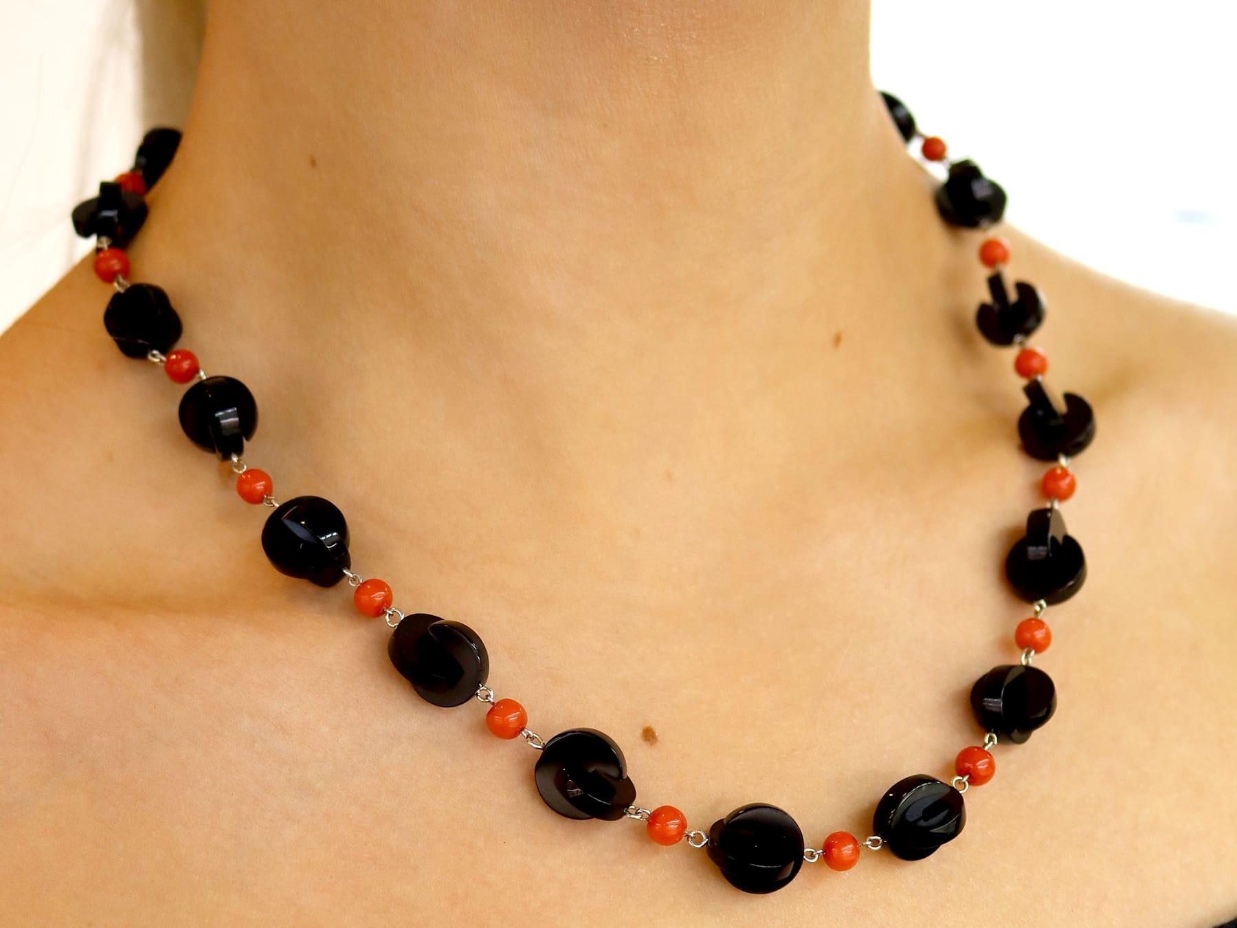Vintage Onyx and 9.50 Carat Coral Necklace In Excellent Condition For Sale In Jesmond, Newcastle Upon Tyne