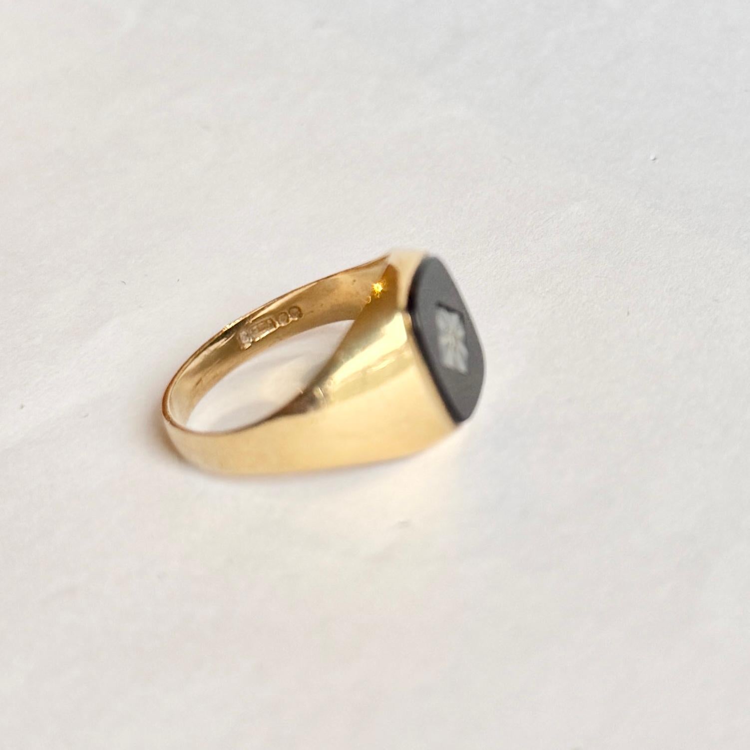 This signet ring holds a glossy onyx stone and a diamond set within it. The diamond measures 1pt. Fully hallmarked London 1972.

Ring Size: S 1/2 or 9 1/4
Onyx Dimensions: 12x10mm



Weight: 3.8g