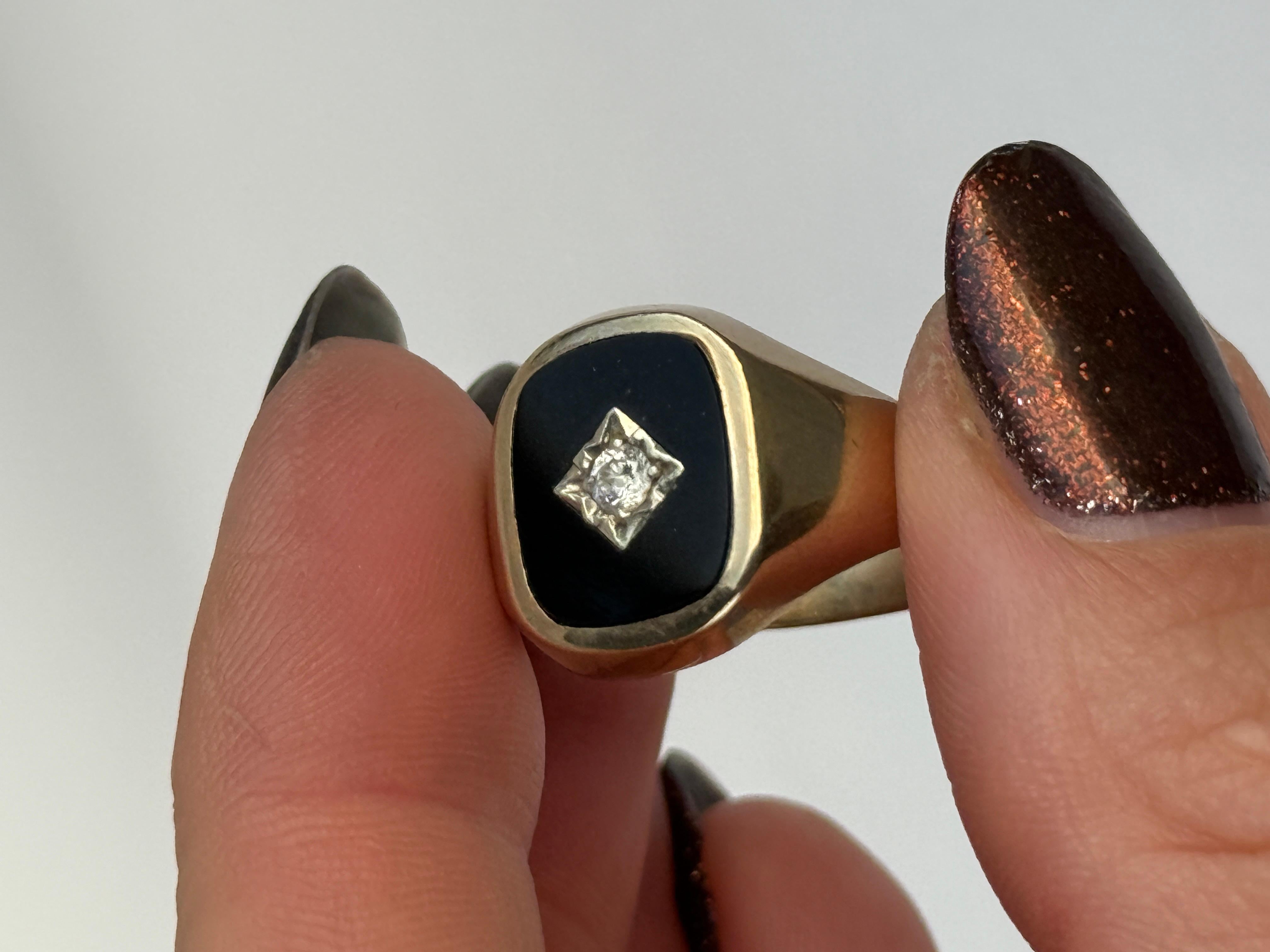 Questo anello con sigillo contiene una pietra di onice lucida e un diamante incastonato. Il diamante misura 10pt. Completamente marcato Birmingham 1989.

Misura dell'anello: U o 10
Dimensioni dell'onice: 12x9mm

Peso: 3.3 g