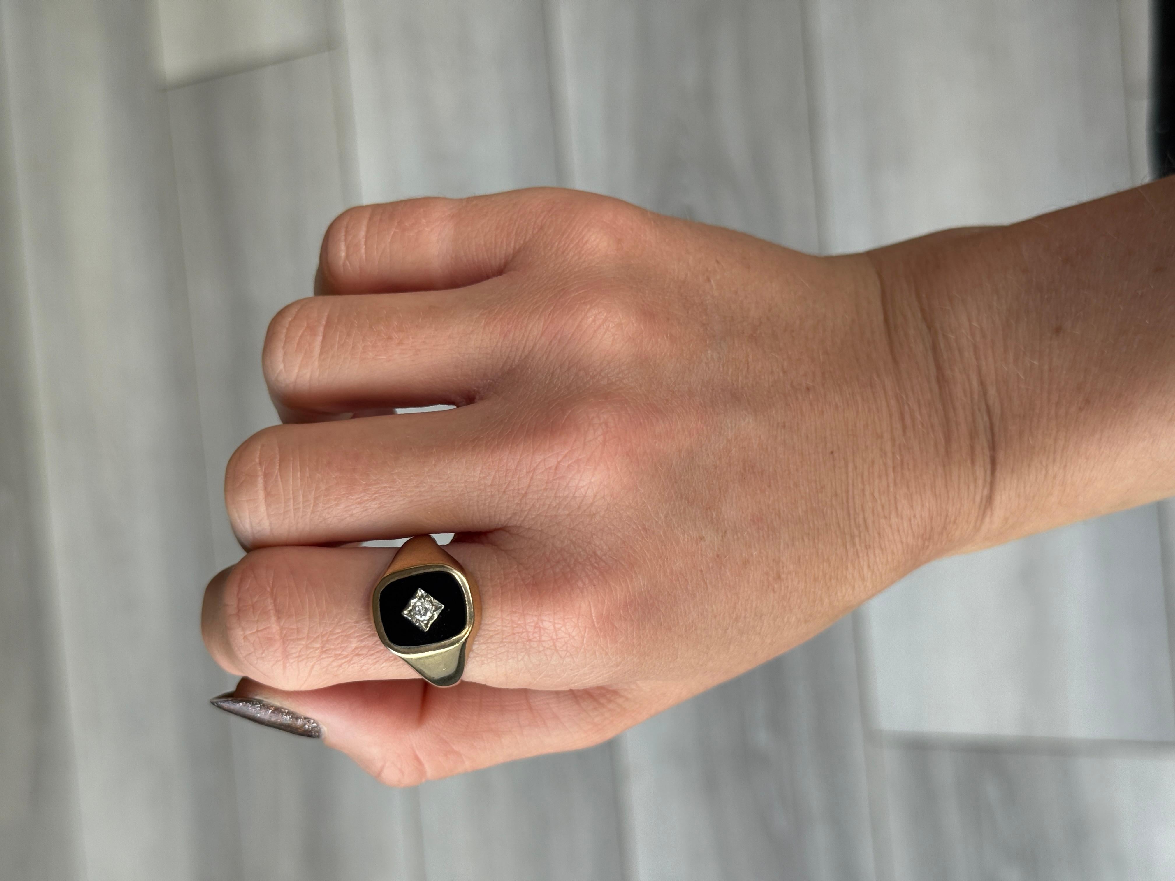 Taglio rotondo Anello con sigillo in oro 9 carati con onice e diamanti d'epoca in vendita