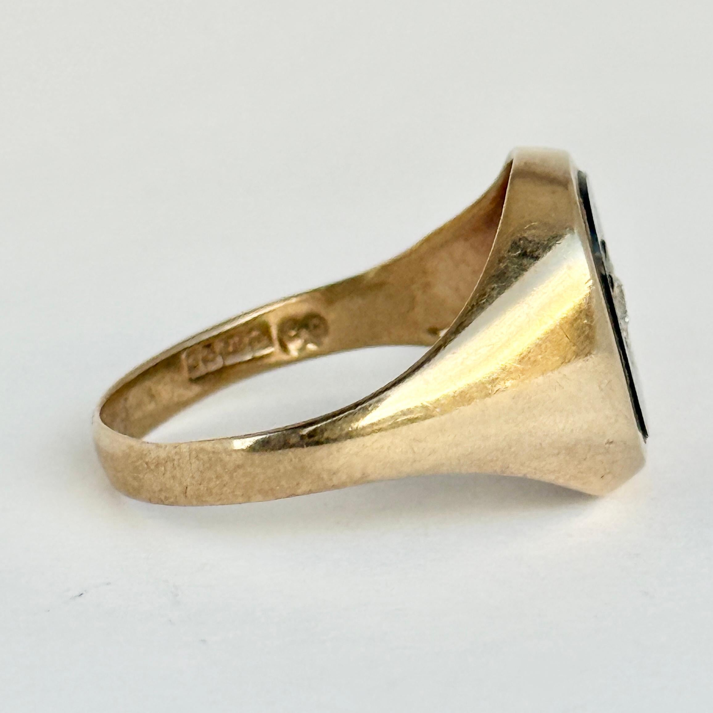 Anello con sigillo in oro 9 carati con onice e diamanti d'epoca in vendita 1