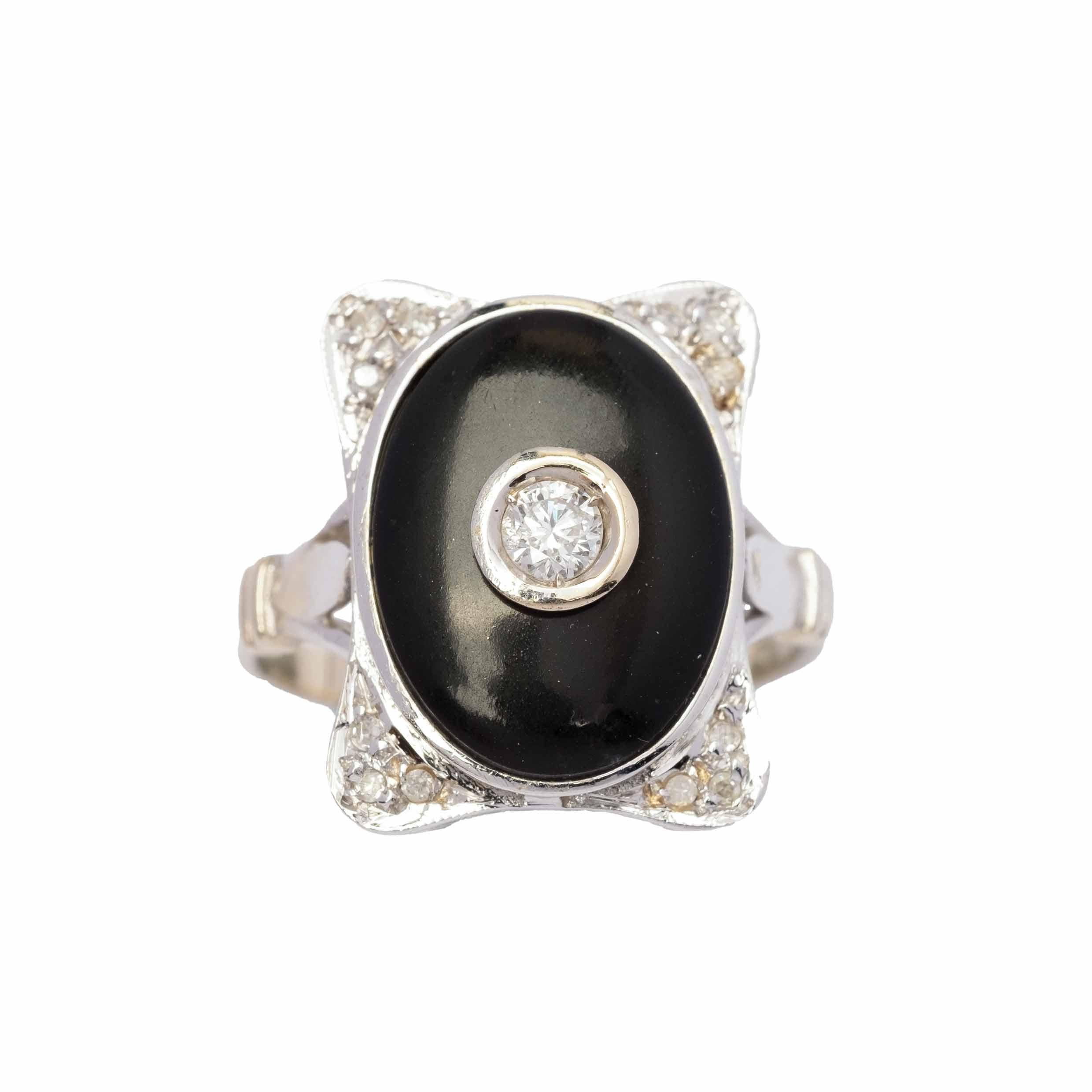 Bague de cocktail vintage en onyx et diamants. Serti en or blanc 18ct d'onyx et de diamants pour un total d'environ 0,40ct.

Faits marquants :
- Or blanc 18ct
- Diamants pour 0,40ct total C.C.
- Onyx
- Vintage 1960s/1970s

Mesures
- Longueur 1,9 cm