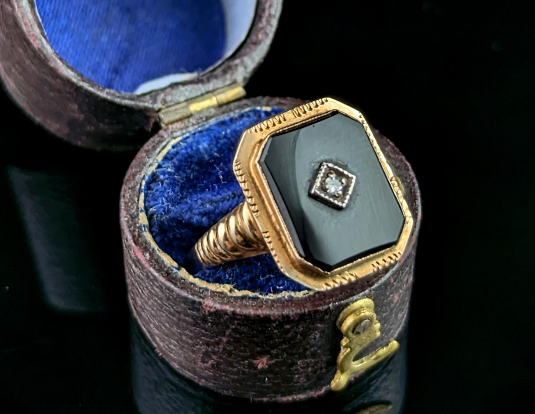 Vintage Onyx and Diamond signet ring, 14k yellow gold In Good Condition In NEWARK, GB