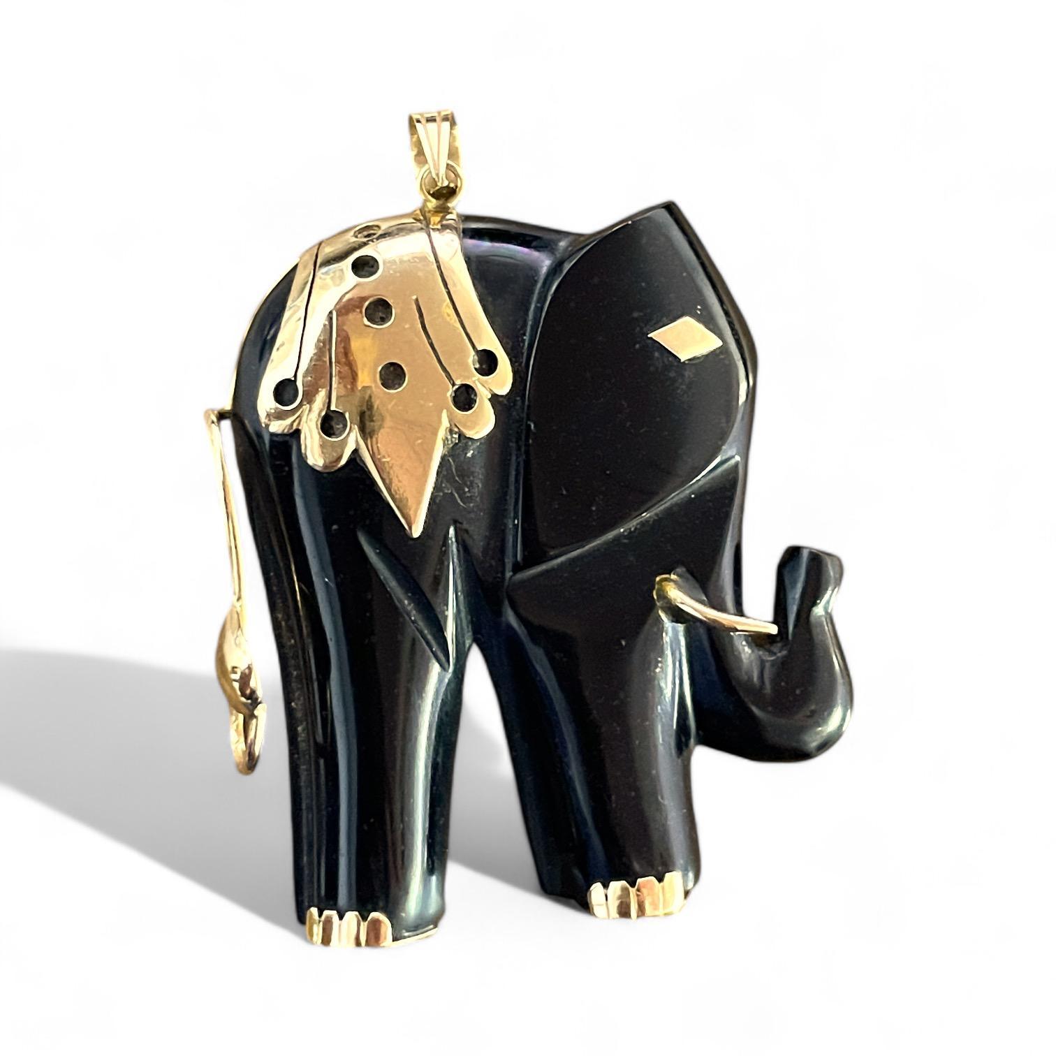 Questo ciondolo di grande impatto presenta un elefante splendidamente realizzato in onice nero liscio, ornato da accenti in oro. Il design elegante mette in risalto la forma dell'elefante, mentre i dettagli in oro aggiungono un tocco di lusso e
