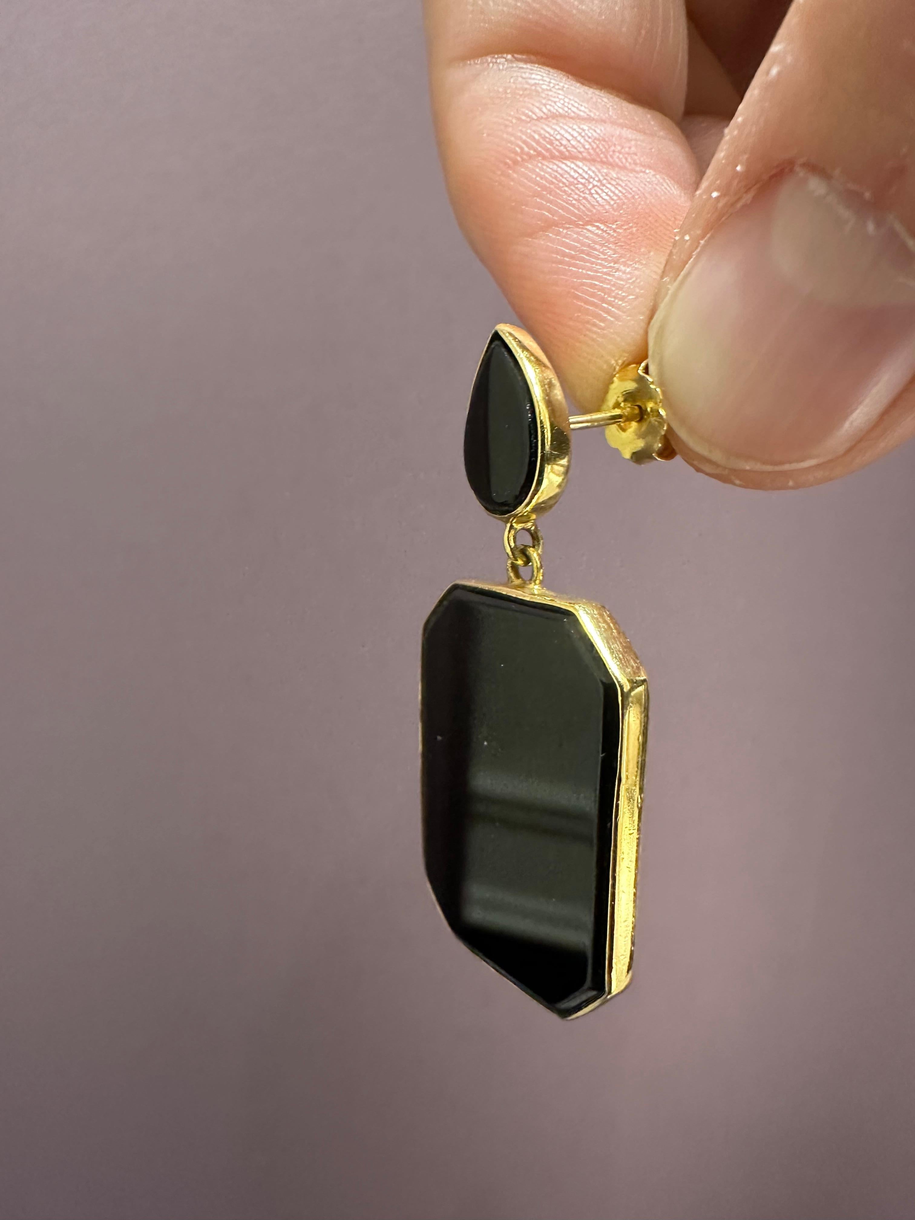 Contemporary Vintage Onyx Dangle Earrings set in Yellow Gold For Sale