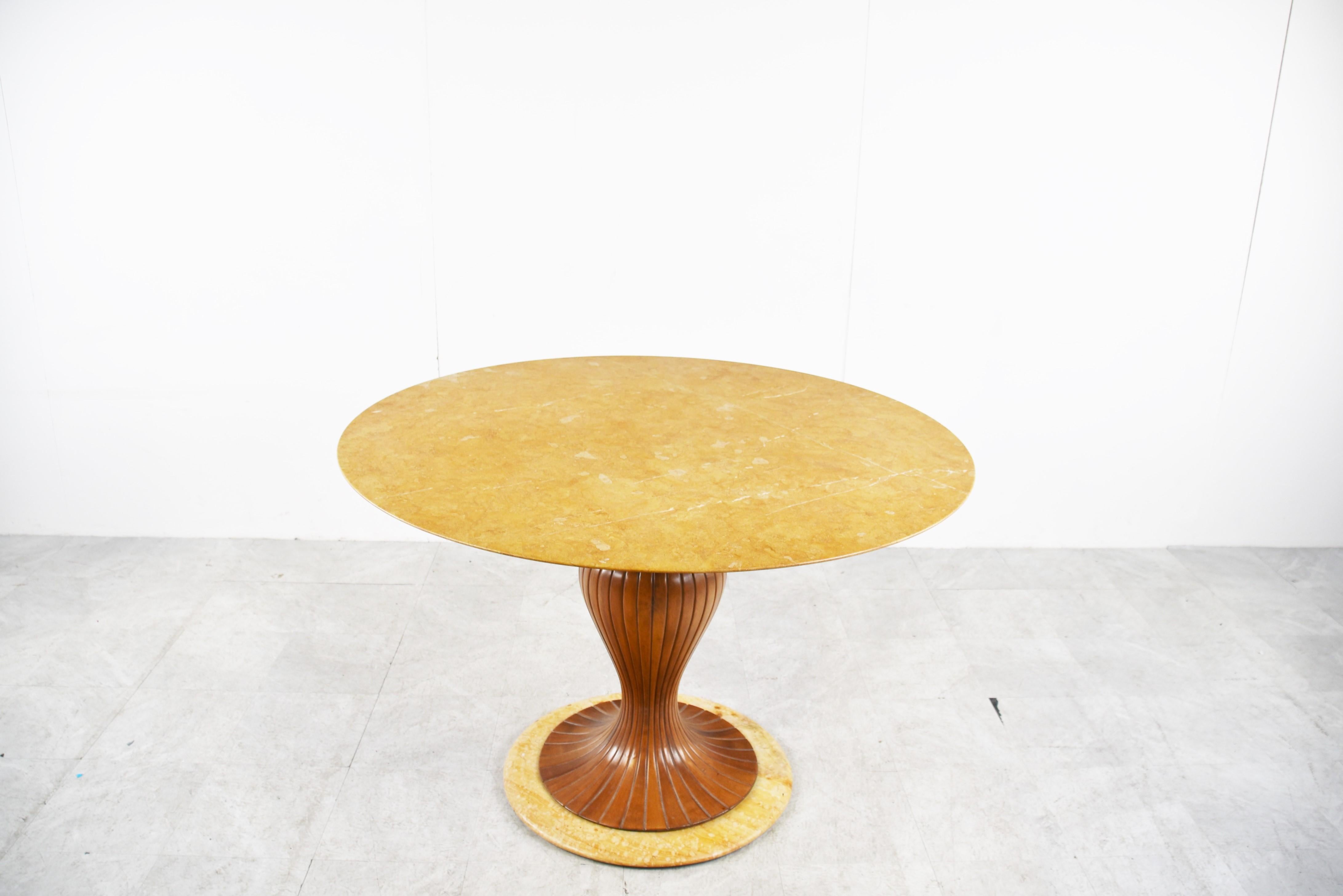Remarquable table de salle à manger du milieu du siècle dernier conçue par Vittorio Dassi, avec un magnifique plateau en onyx jaune et une base constituée d'une fantastique pièce en bois d'acajou sculpté et d'un pied en onyx.

Une table très
