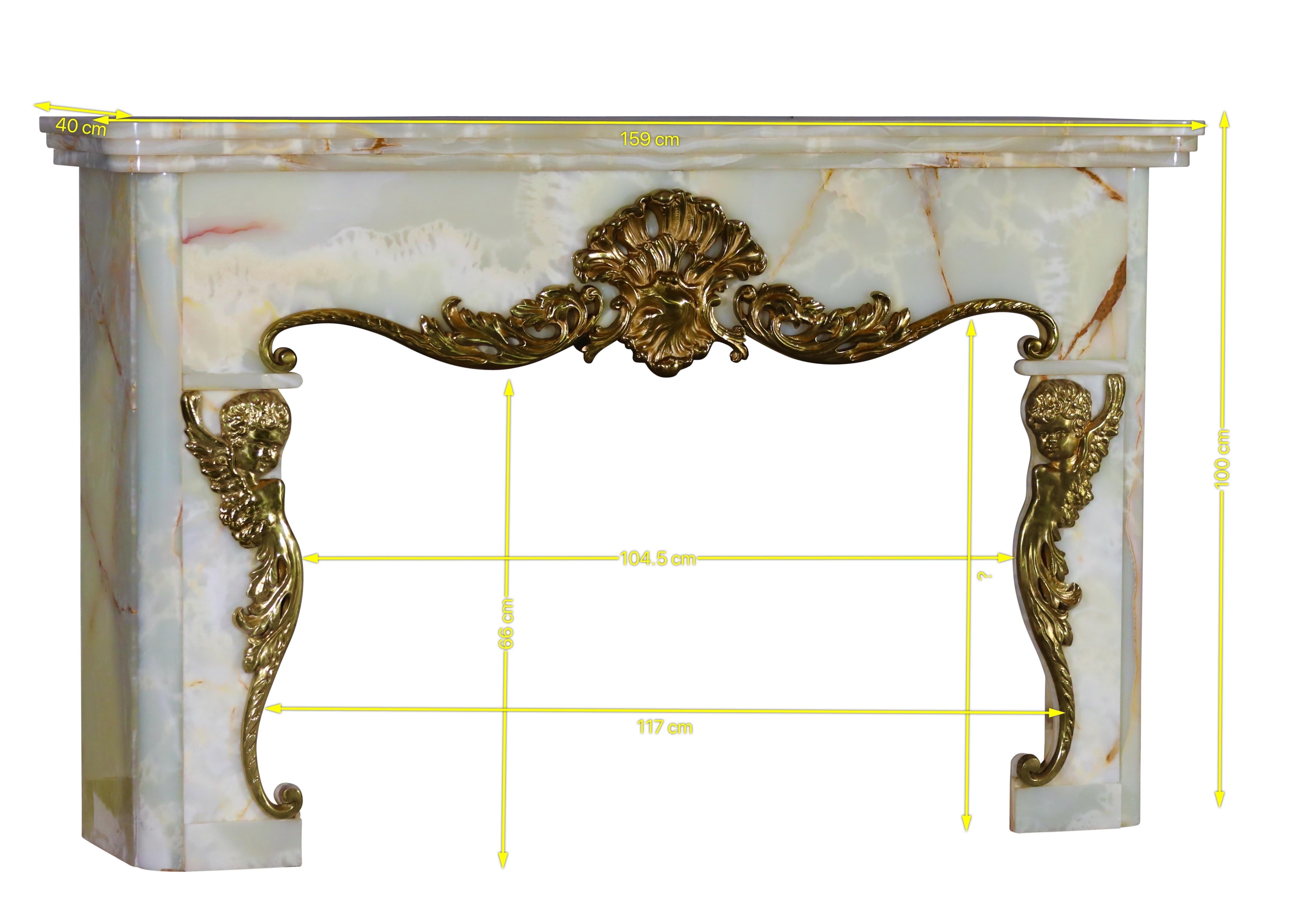 Original Onyx-Kamineinfassung aus dem frühen 20. Jahrhundert.
Authentisches Objekt für maßgeschneiderte Innenarchitektur.
Abmessungen:
159 cm Äußere Breite 62,60 Zoll
100 cm Äußere Höhe 39,37 Zoll
104,5 cm Innenbreite 41,14 Zoll
117 cm Innenbreite+