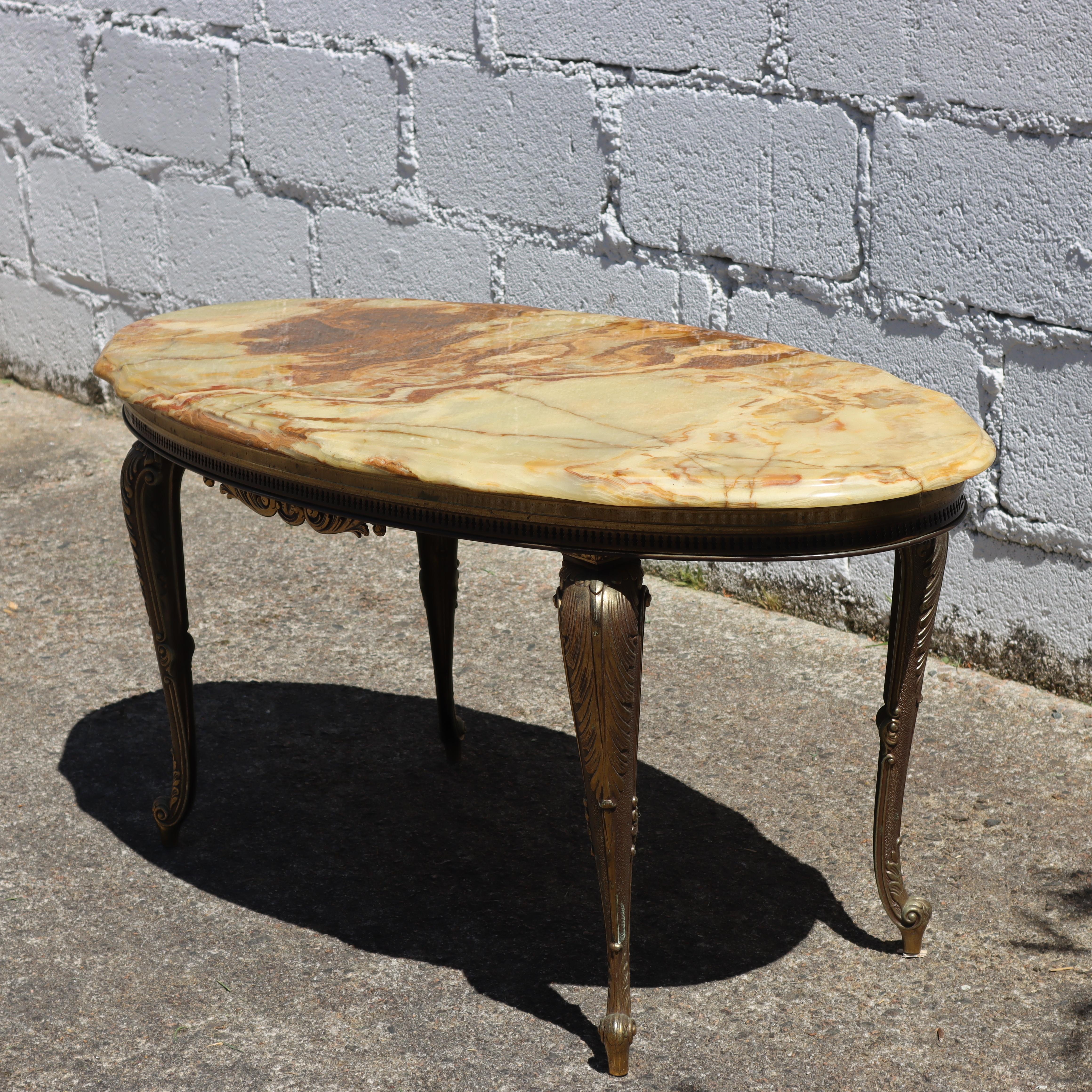 Tavolino d'epoca in marmo onice e ottone - Tavolino da salotto in stile Luigi XV - anni '70 in vendita 4