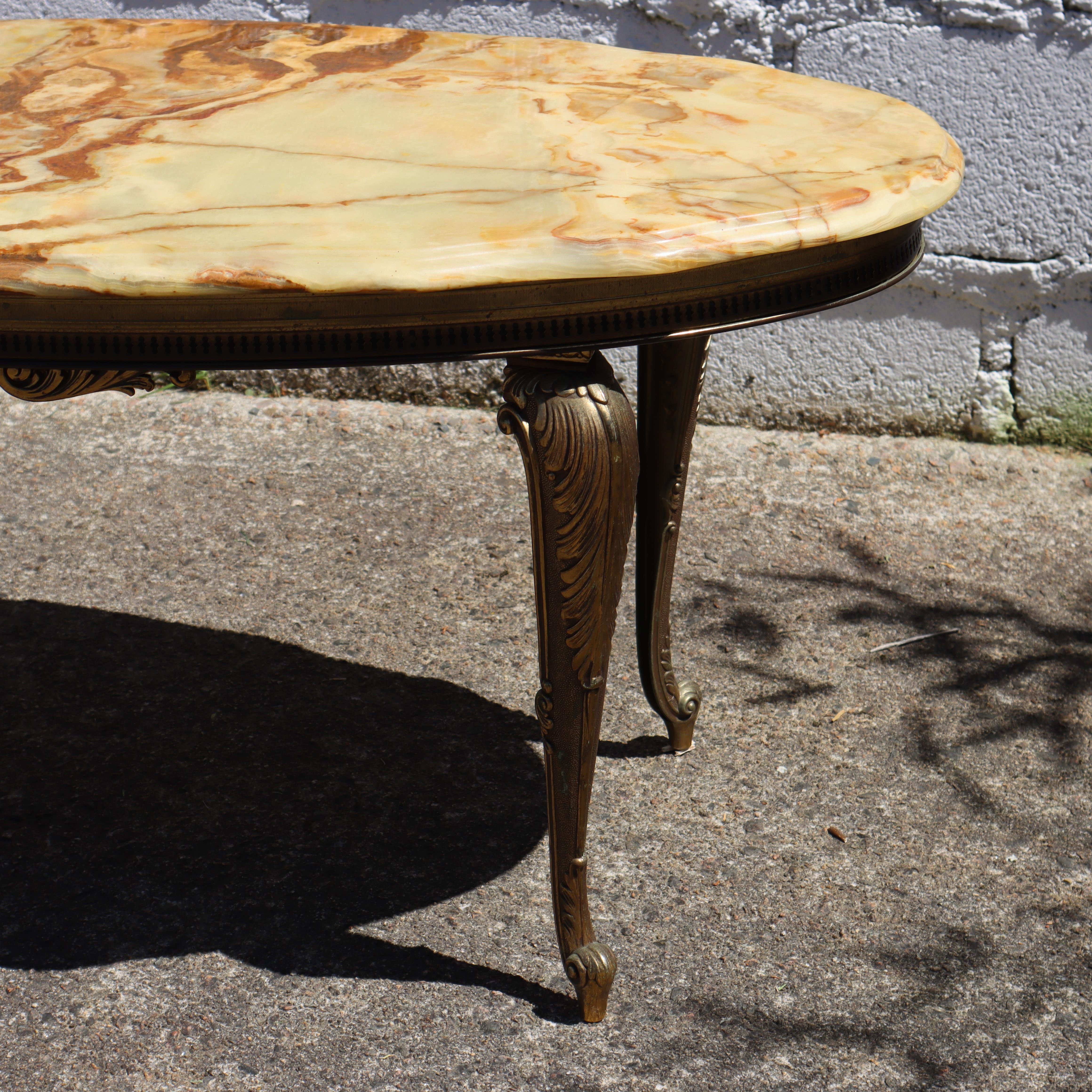 Tavolino d'epoca in marmo onice e ottone - Tavolino da salotto in stile Luigi XV - anni '70 in vendita 5
