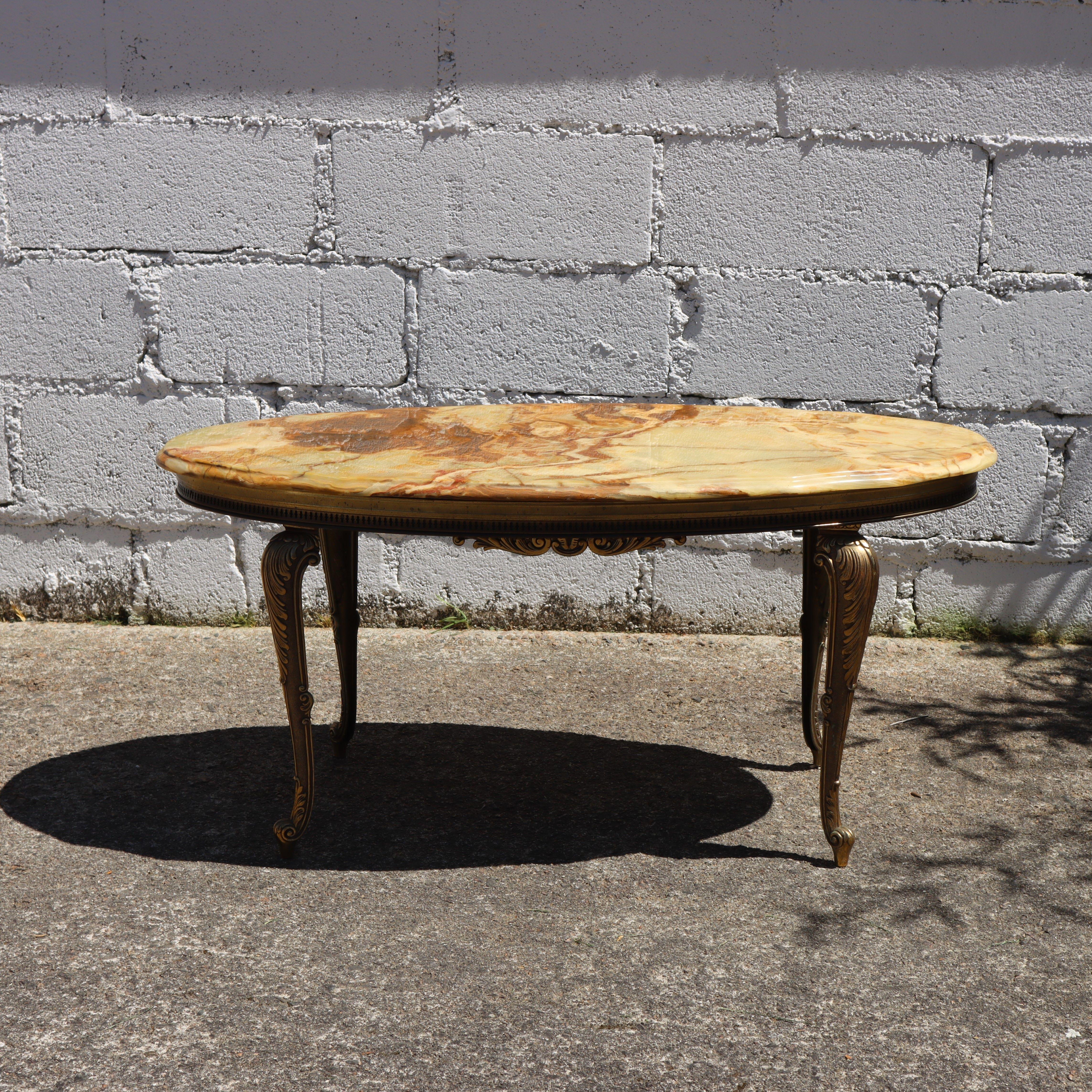 Francese Tavolino d'epoca in marmo onice e ottone - Tavolino da salotto in stile Luigi XV - anni '70 in vendita