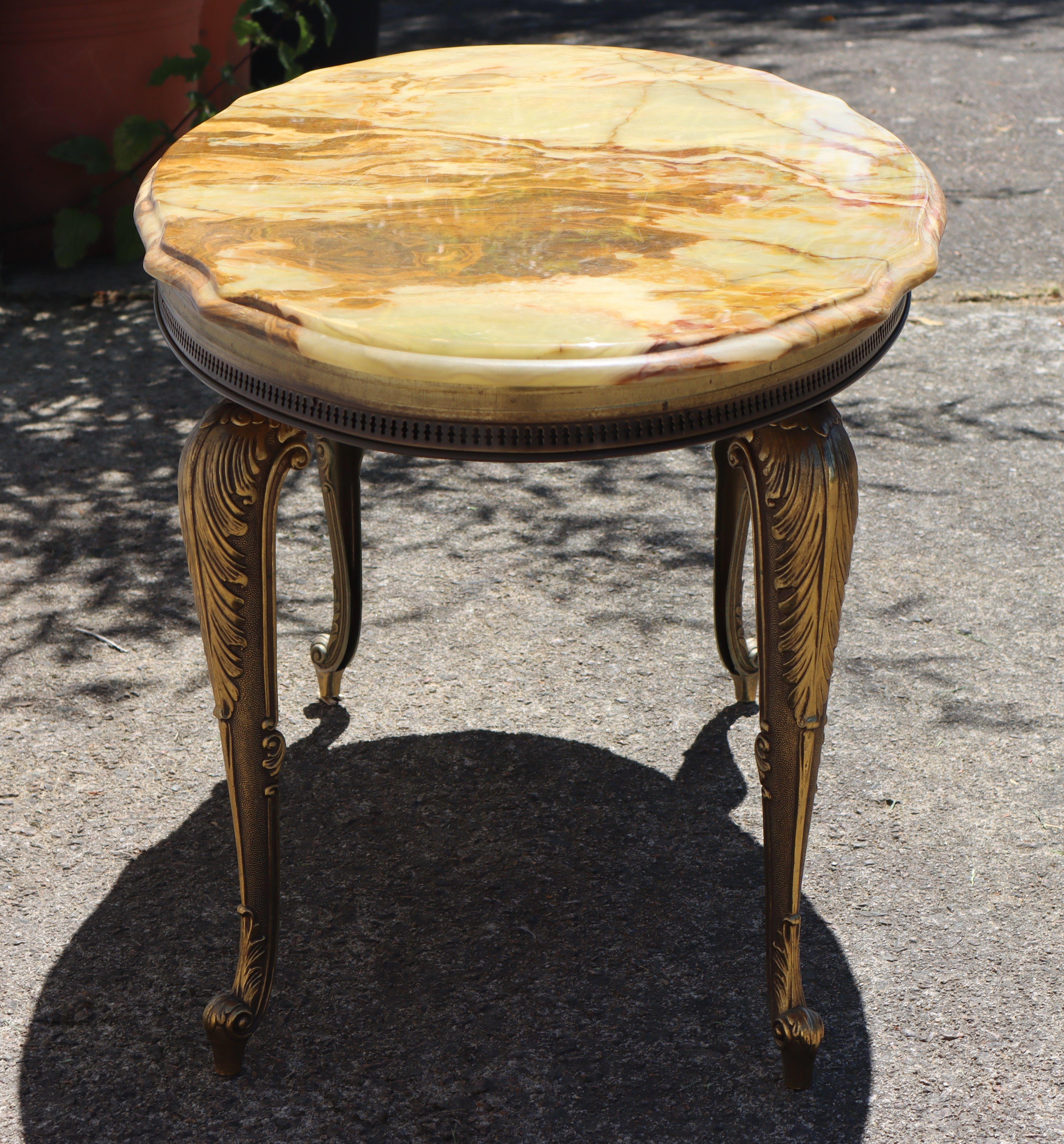 Metallo Tavolino d'epoca in marmo onice e ottone - Tavolino da salotto in stile Luigi XV - anni '70 in vendita