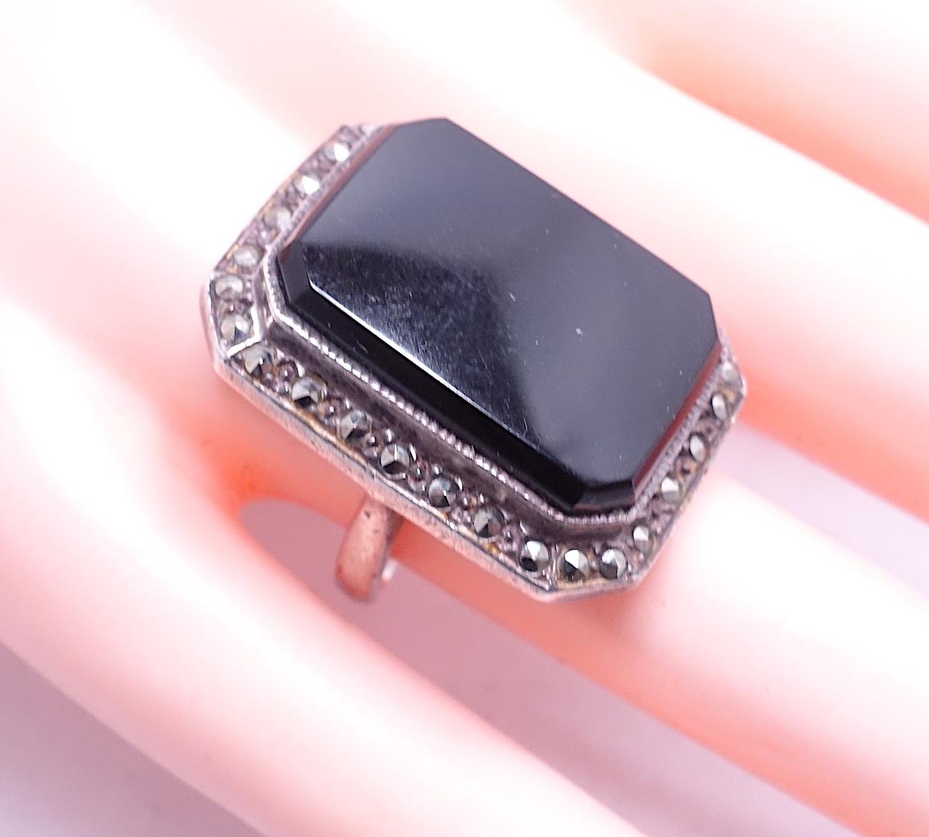 Vintage Onyx, Marcasite & Sterling Silver Ring, Size 8 In Good Condition For Sale In New York, NY
