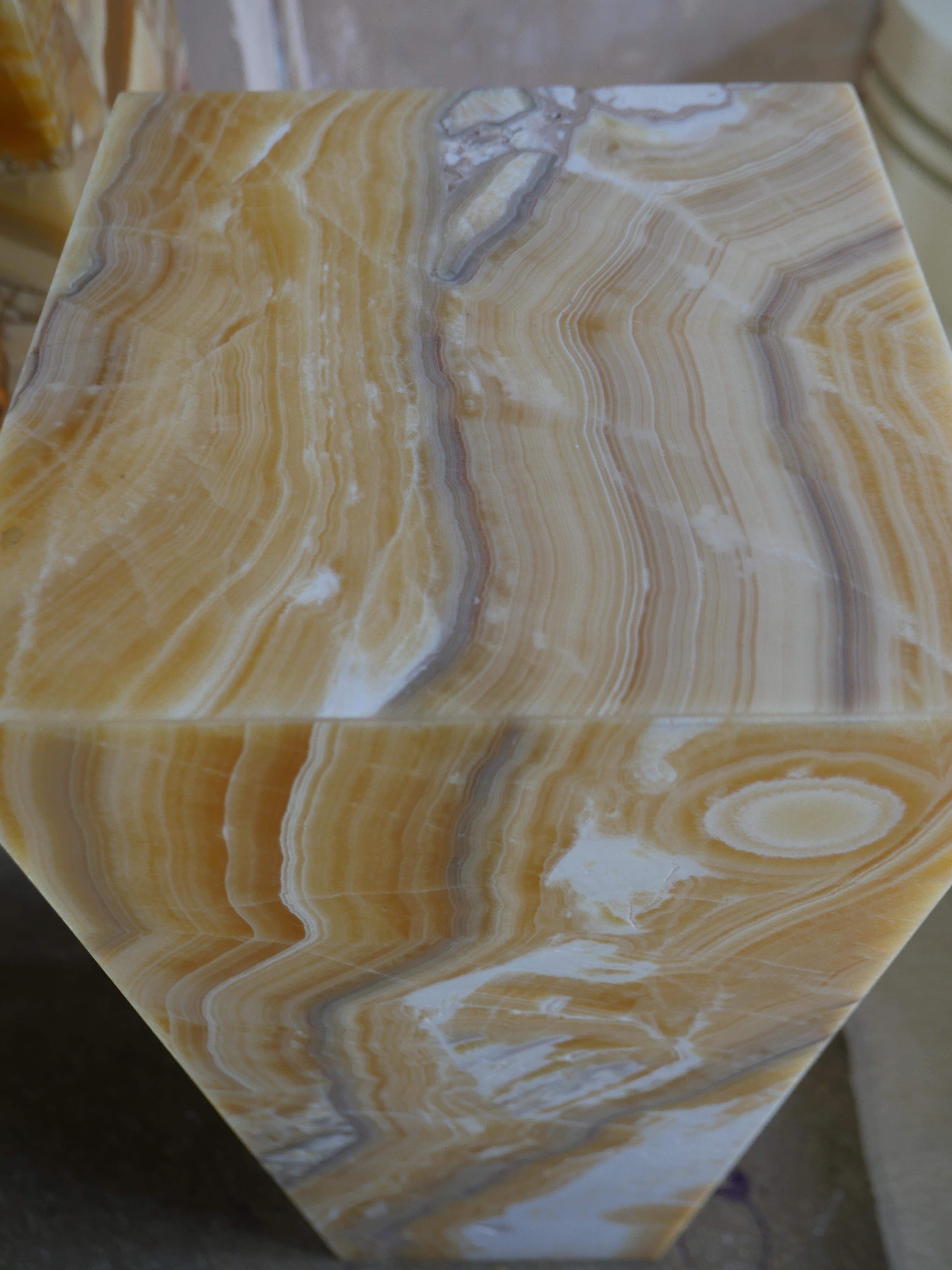 Ce magnifique lampadaire vintage à piédestal en onyx adouci met en valeur la richesse naturelle de ses tons terreux. La lumière éclaire doucement le piédestal, mettant en valeur les veines et la texture de la pierre tout en créant une lueur chaude