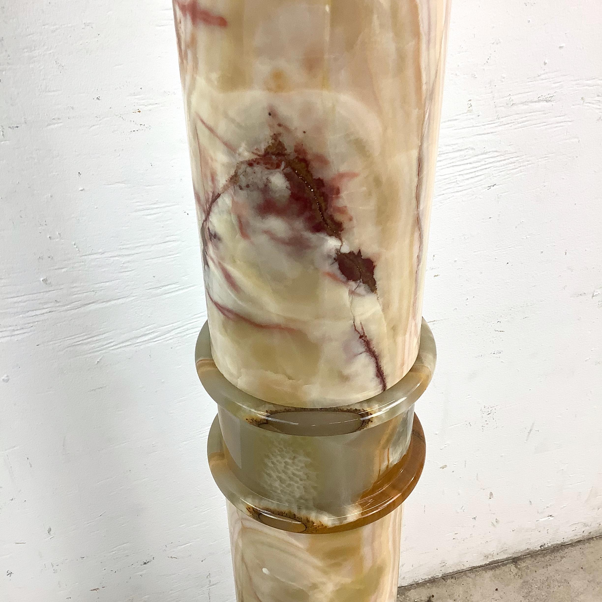 Vintage Onyx-Sockel mit dekorativer Vase im Angebot 3