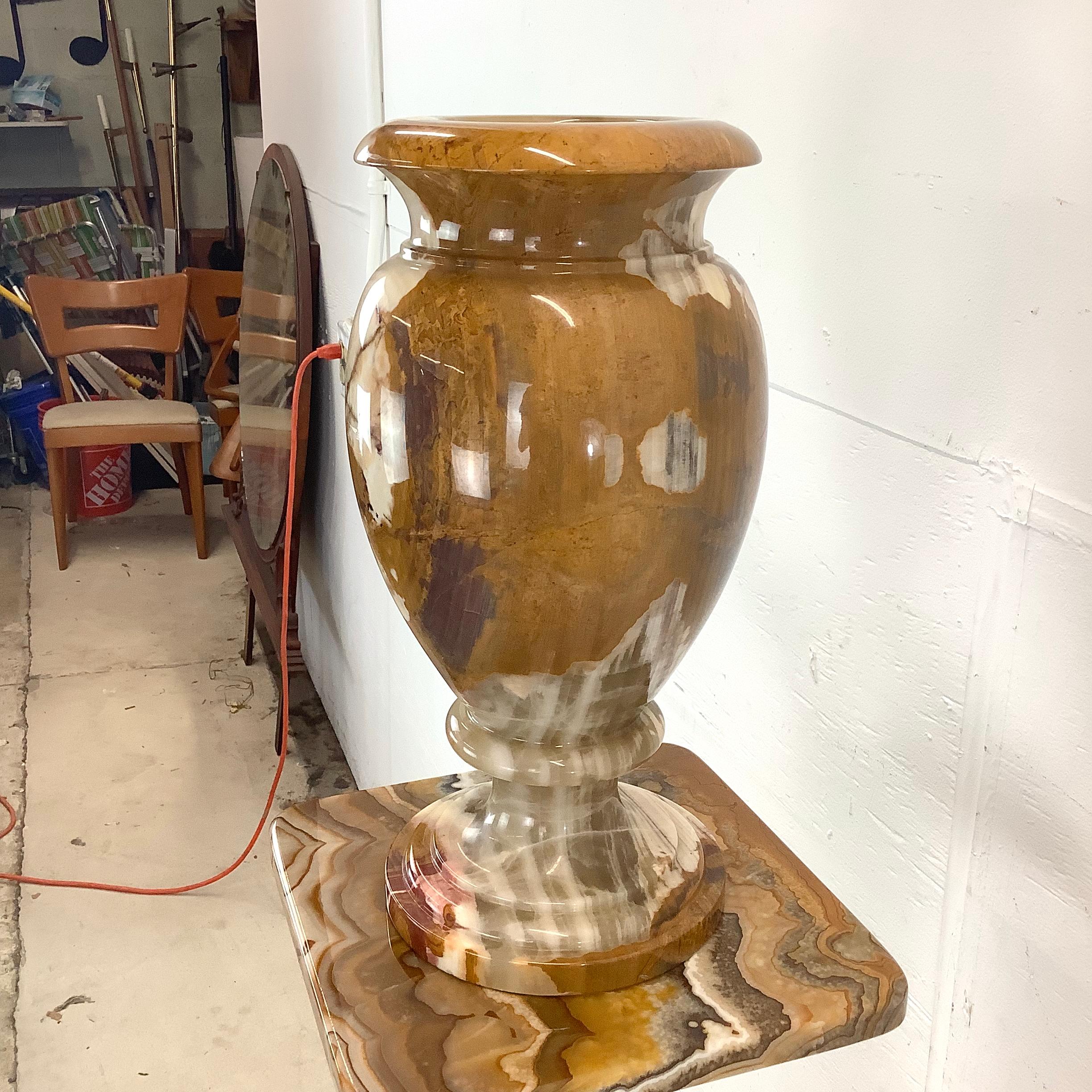 Vintage Onyx-Sockel mit dekorativer Vase im Angebot 5