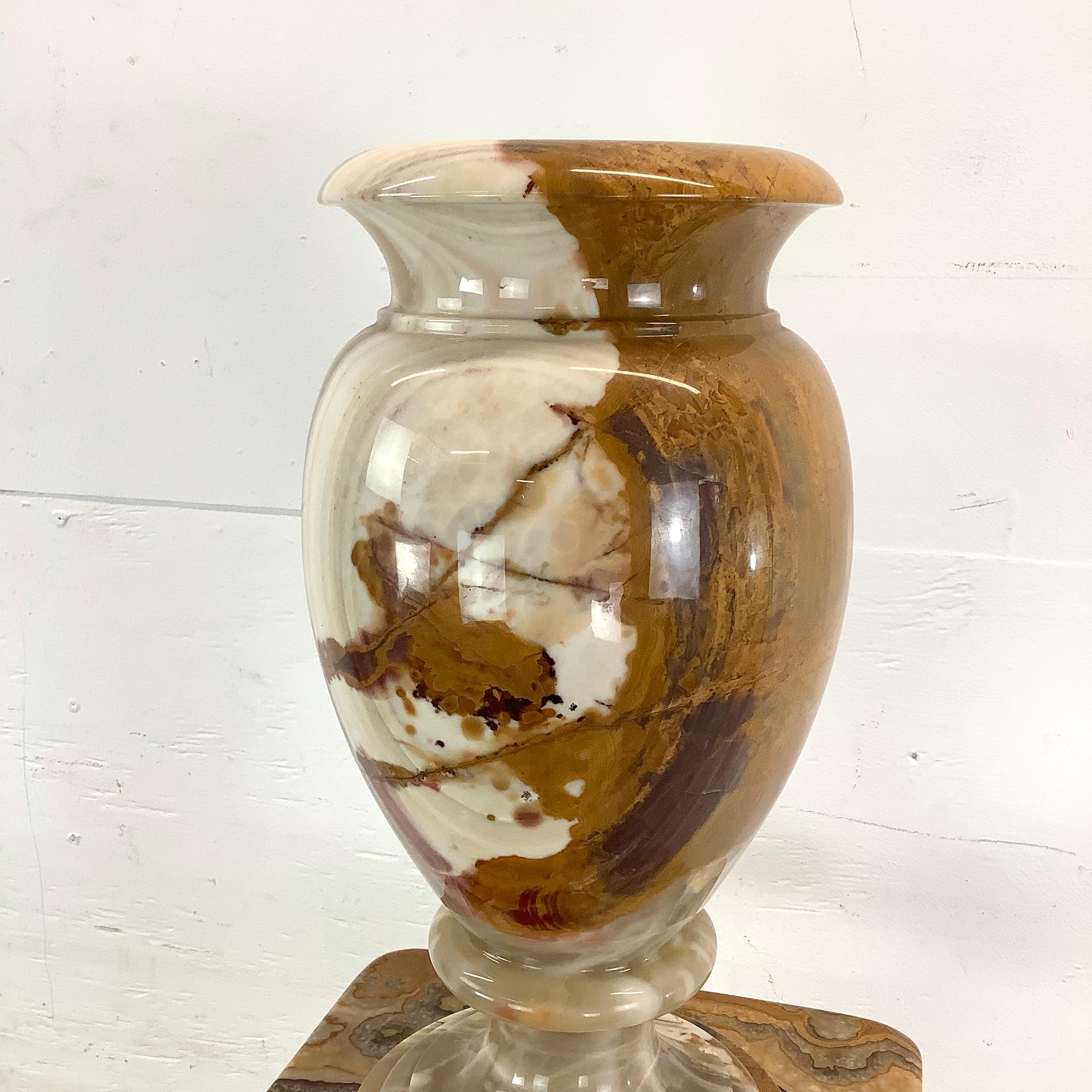 Vintage Onyx-Sockel mit dekorativer Vase im Angebot 6