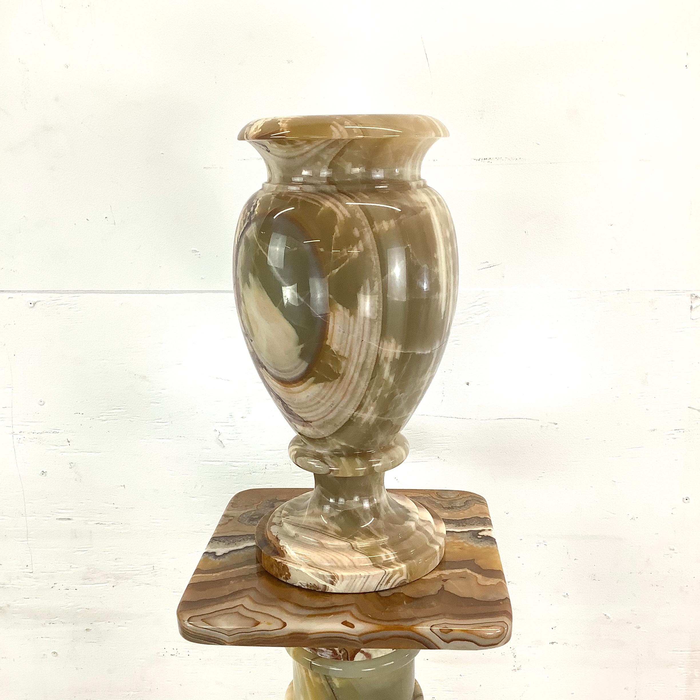 Vintage Onyx-Sockel mit dekorativer Vase im Angebot 10