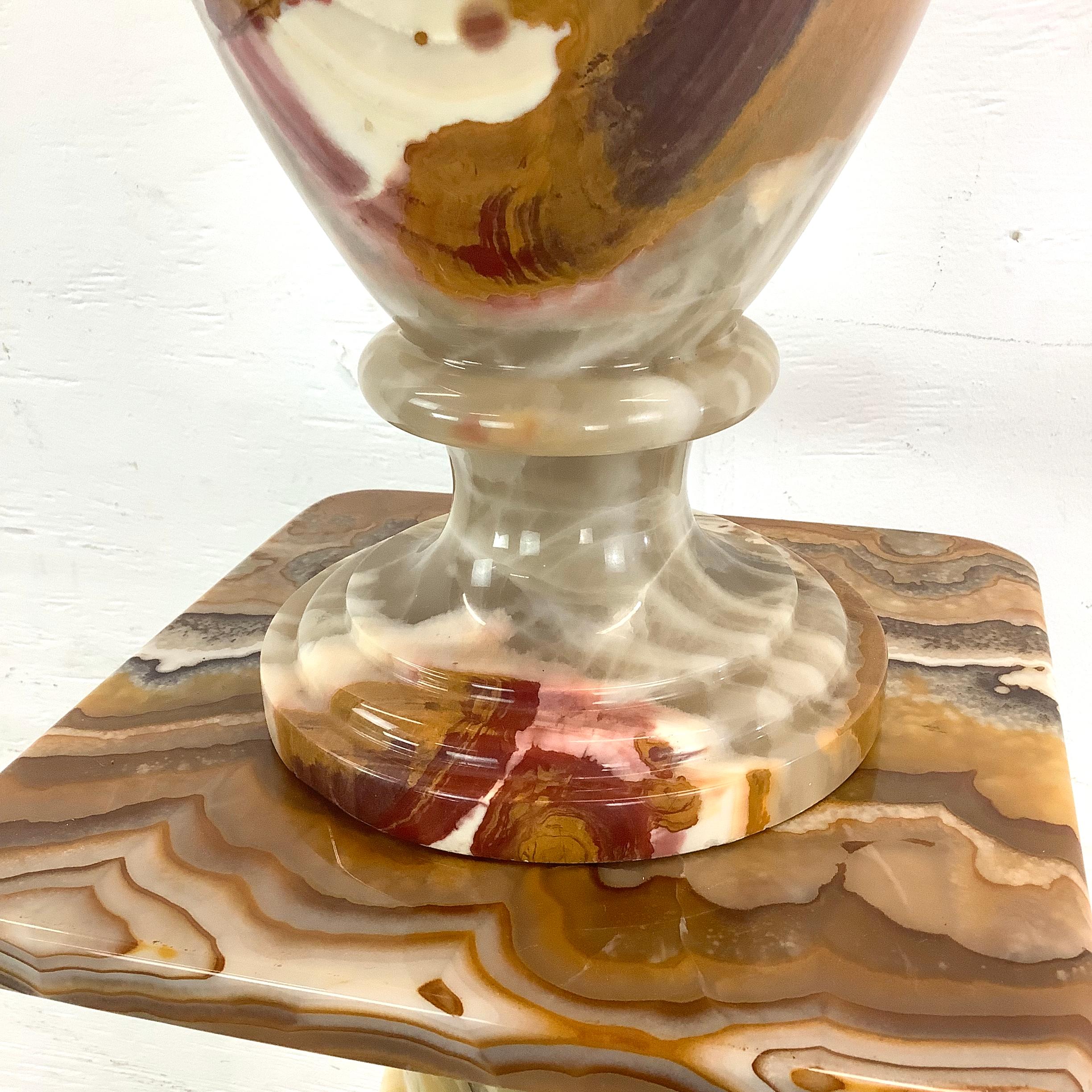Vintage Onyx-Sockel mit dekorativer Vase im Angebot 12