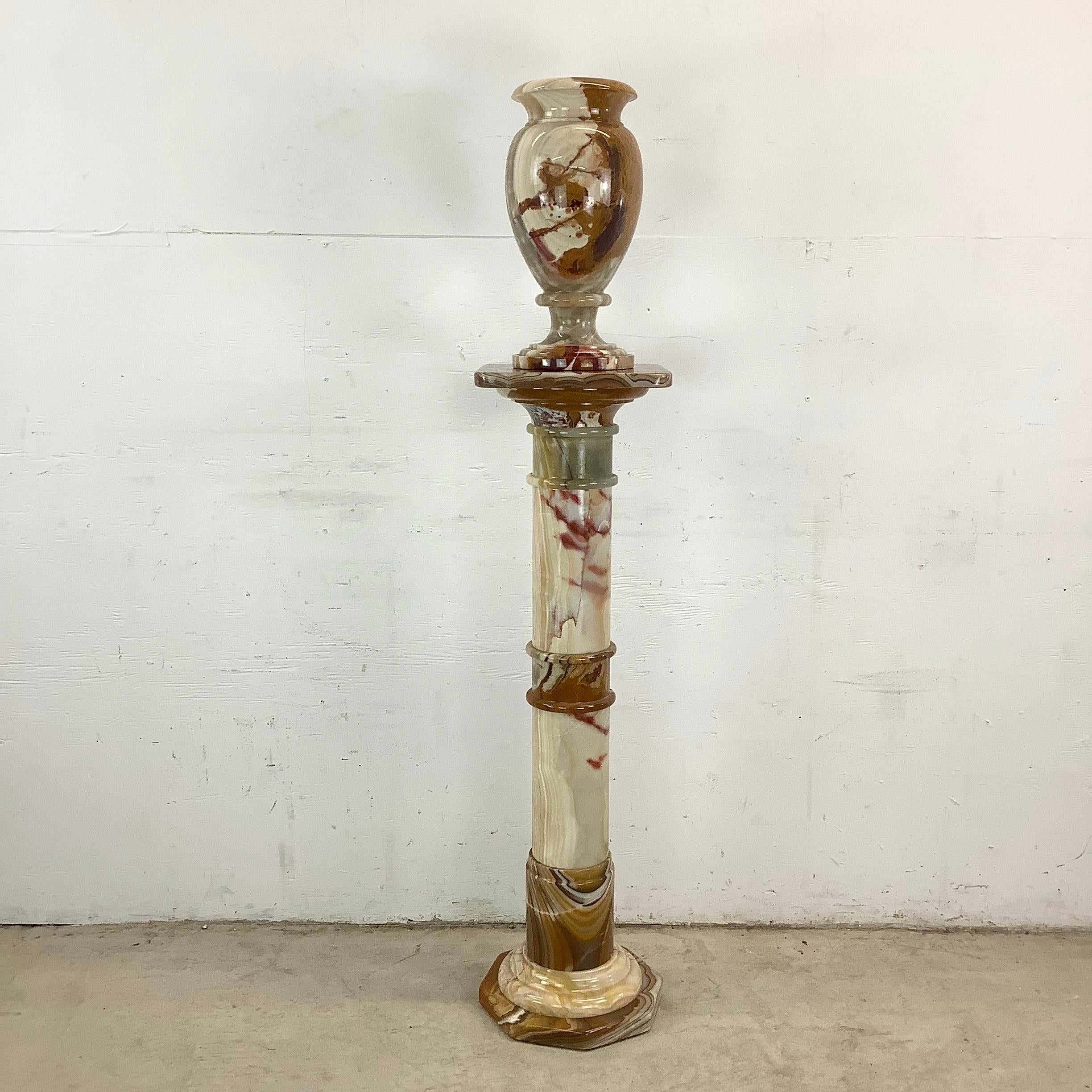 Dieses aus einem einzigen Stück hochwertigen braunen Onyx gefertigte Set aus Sockel und Vase im Vintage-Stil ist ein Beweis für die anhaltende Anziehungskraft des klassischen Designs. Die neoklassizistische Inspiration zeigt sich sowohl in den